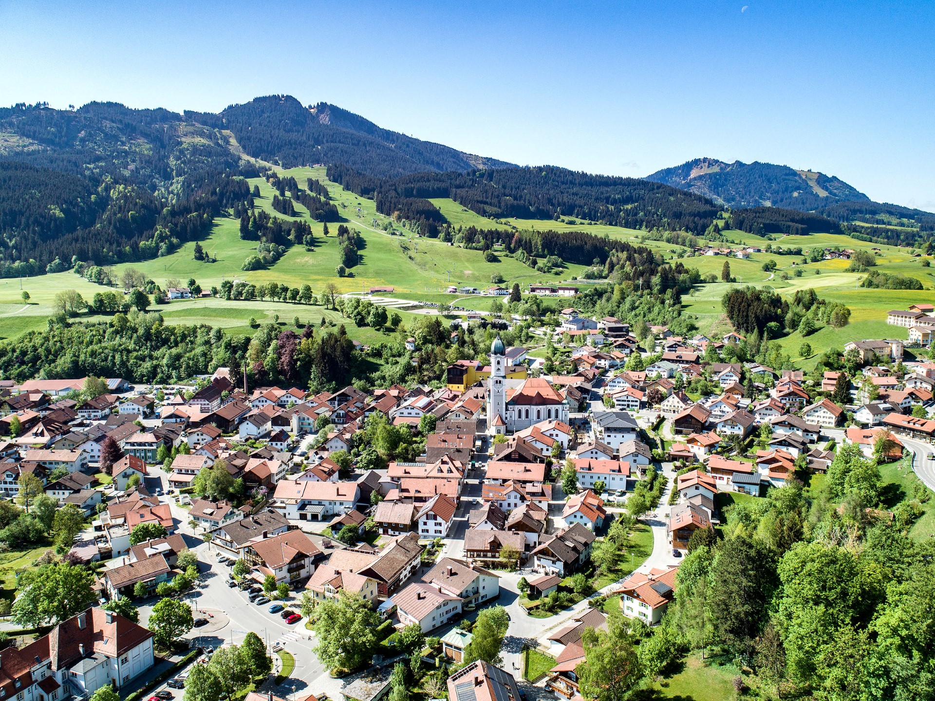 Dank seiner günstigen Lage im Voralpenland beginnt die Sommersaison in Nesselwang schon im April. Foto: djd | Markt Nesselwang Dank seiner günstigen Lage im Voralpenland beginnt die Sommersaison in Nesselwang schon im April. Foto: djd | Markt Nesselwang