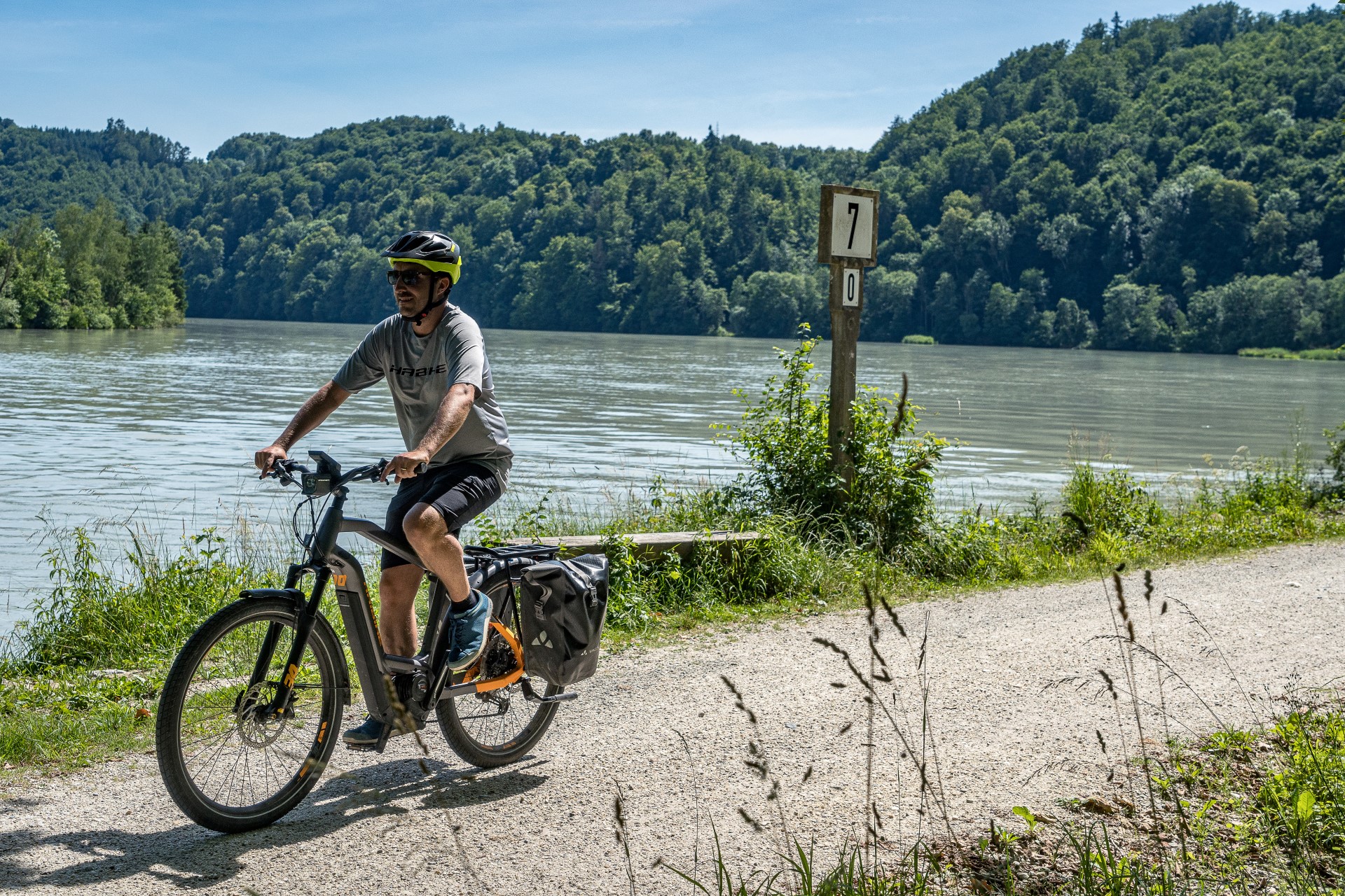 An der Donau rund um Passau mit dem Rad unterwegs. Foto: djd | Tourismus Passauer Land | Maximilian Semsch