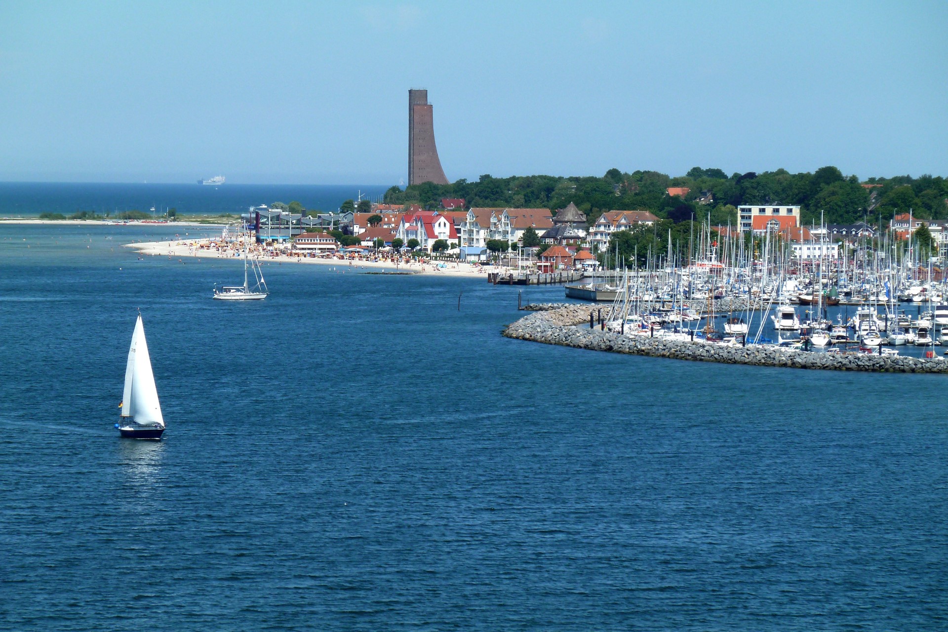 Silhouette des Marine-Ehrenmals mit seinem 72 Meter über der Ostsee aufragenden Turm. Foto: djd | Tourismusbetrieb Ostseebad Laboe