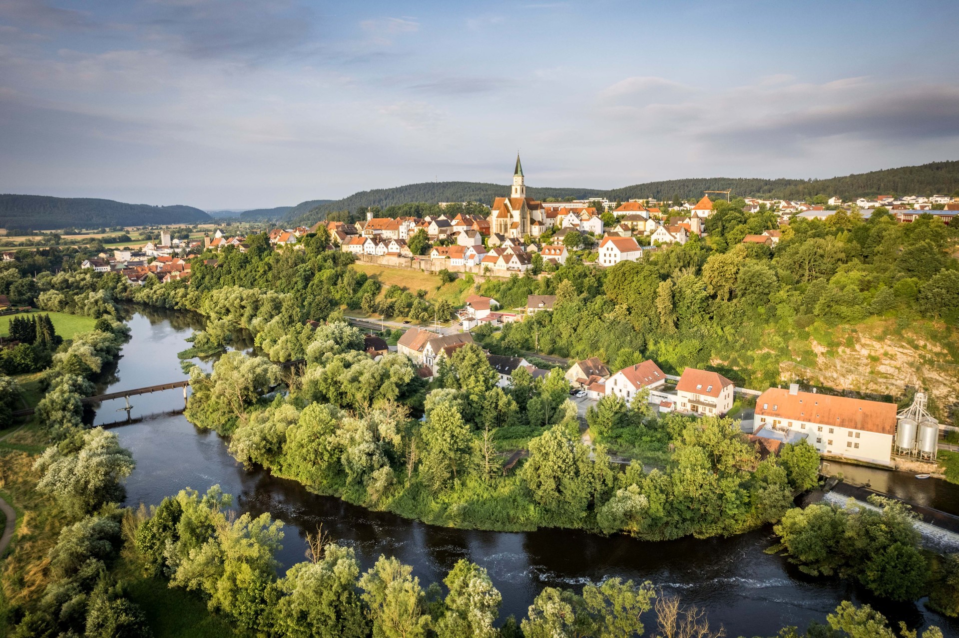 Sanfte Anhöhen, stille Flusstäler und gemütliche Orte prägen die Mittelgebirgslandschaft Oberpfälzer Wald. Foto: djd | Oberpfälzer Wald | Thomas Kujat