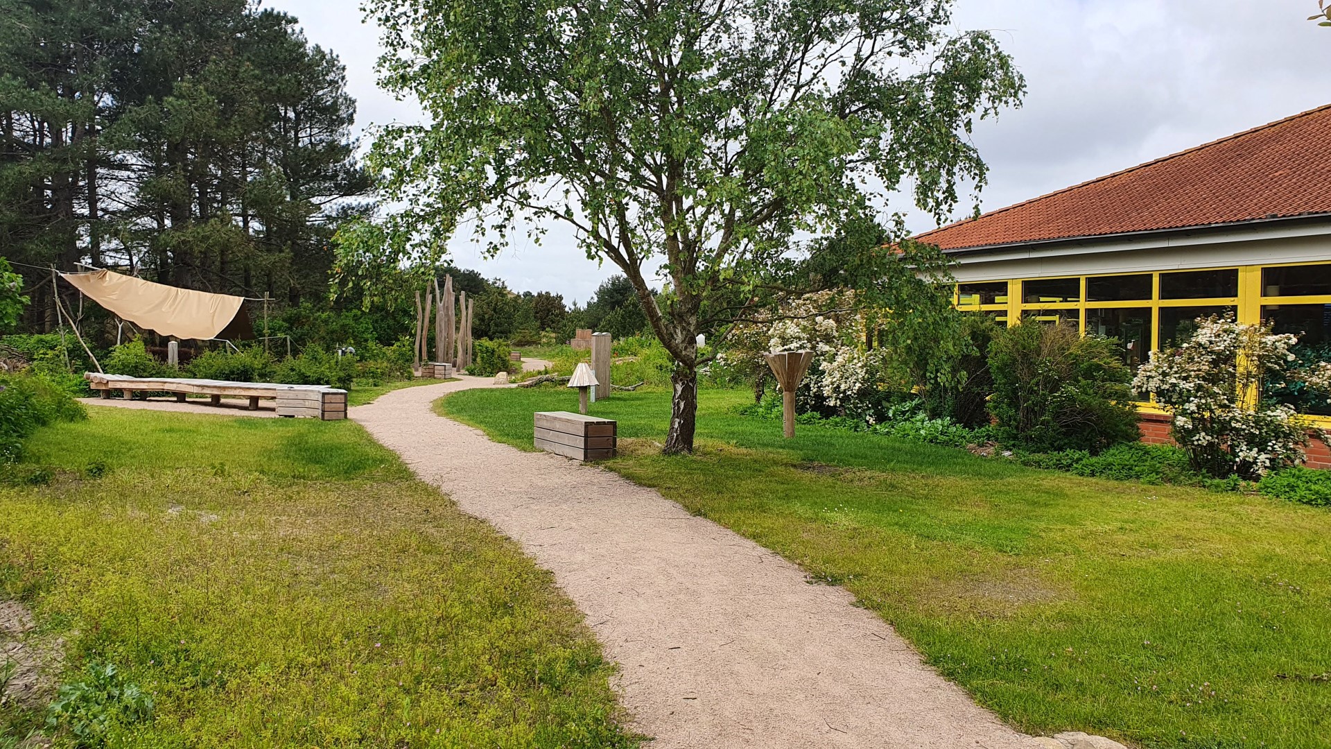 Der Außenbereich der NaTourDüne am Ortsausgang von Wittdün mit der Boßelbahn. Foto: djd | AmrumTouristik | Lars Rickerts Der Außenbereich der NaTourDüne am Ortsausgang von Wittdün mit der Boßelbahn. Foto: djd | AmrumTouristik | Lars Rickerts