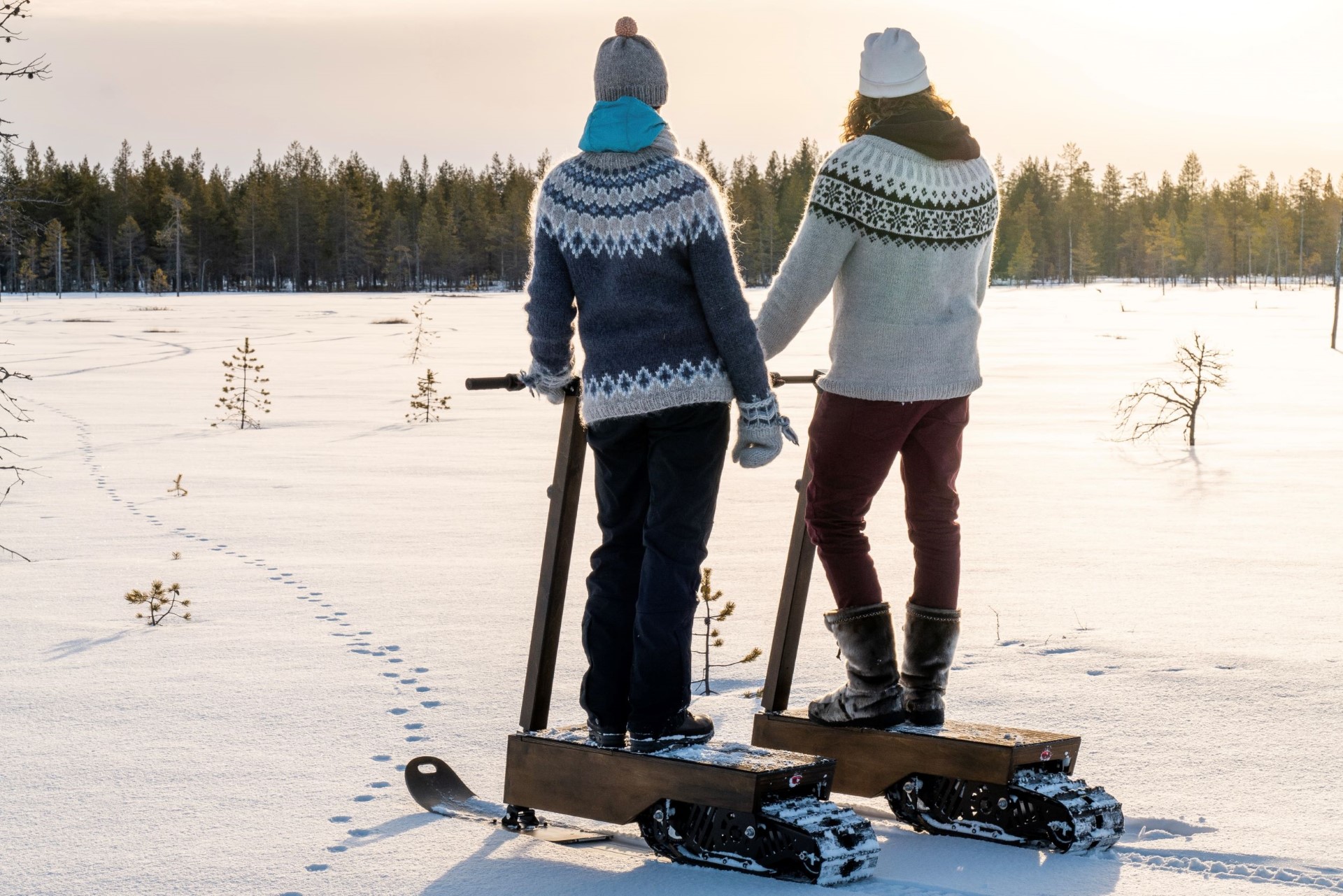 Mit dem Schnee-Scooter unterwegs. Foto: Visit Finland