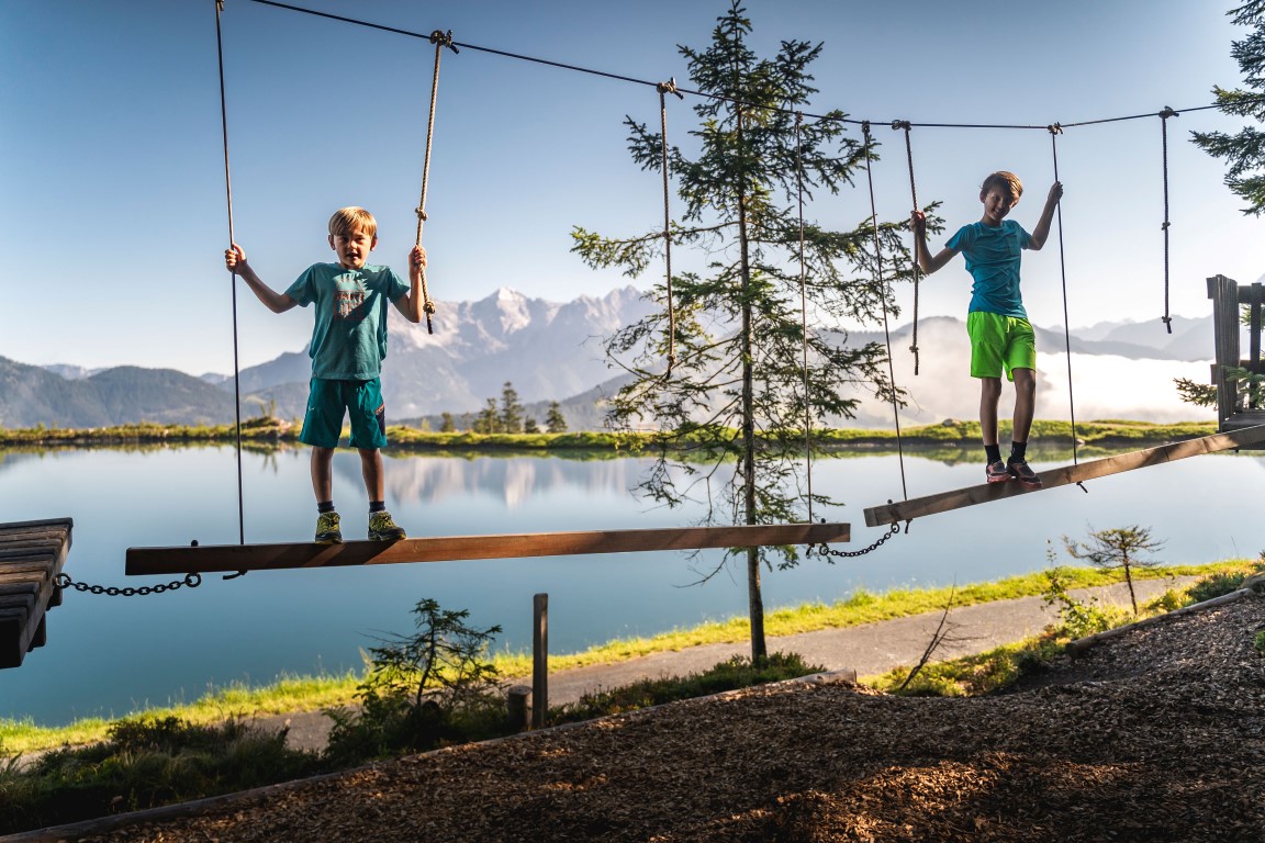 Wasserfans können sich in der Tiroler Familienferienregion inmitten der Kitzbüheler Alpen auf drei Badeseen mit Trinkwasserqualität freuen. Photo Credit: djd | Tourismusverband PillerseeTal | Marion Pichler Wasserfans können sich in der Tiroler Familienferienregion inmitten der Kitzbüheler Alpen auf drei Badeseen mit Trinkwasserqualität freuen. Photo Credit: djd | Tourismusverband PillerseeTal | Marion Pichler