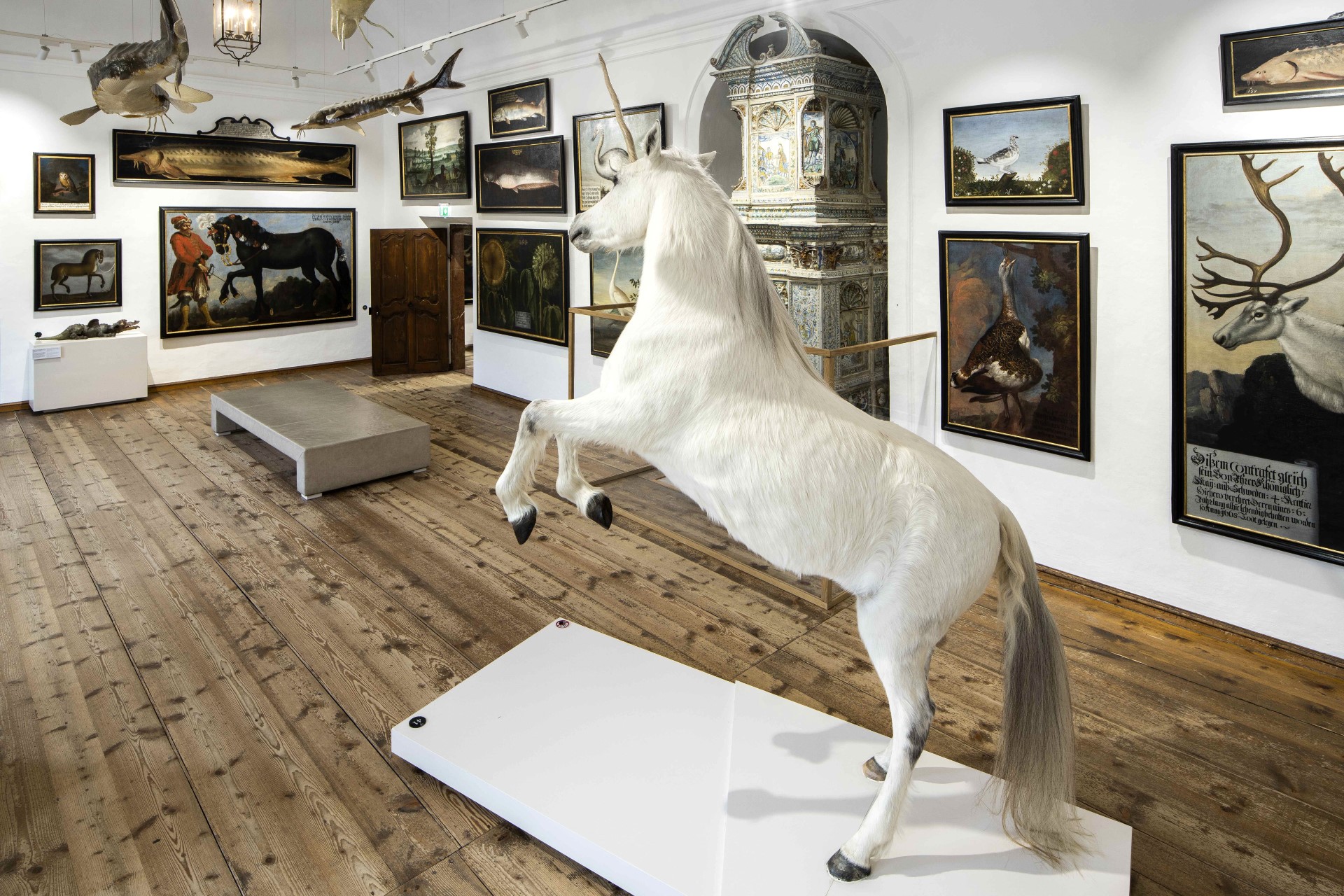 Das überlebensgroße Einhorn ist nicht nur bei Kindern der Star der Dauerausstellung im Schloss Hellbrunn. Photo Credit: djd/Schloss Hellbrunn/Auer