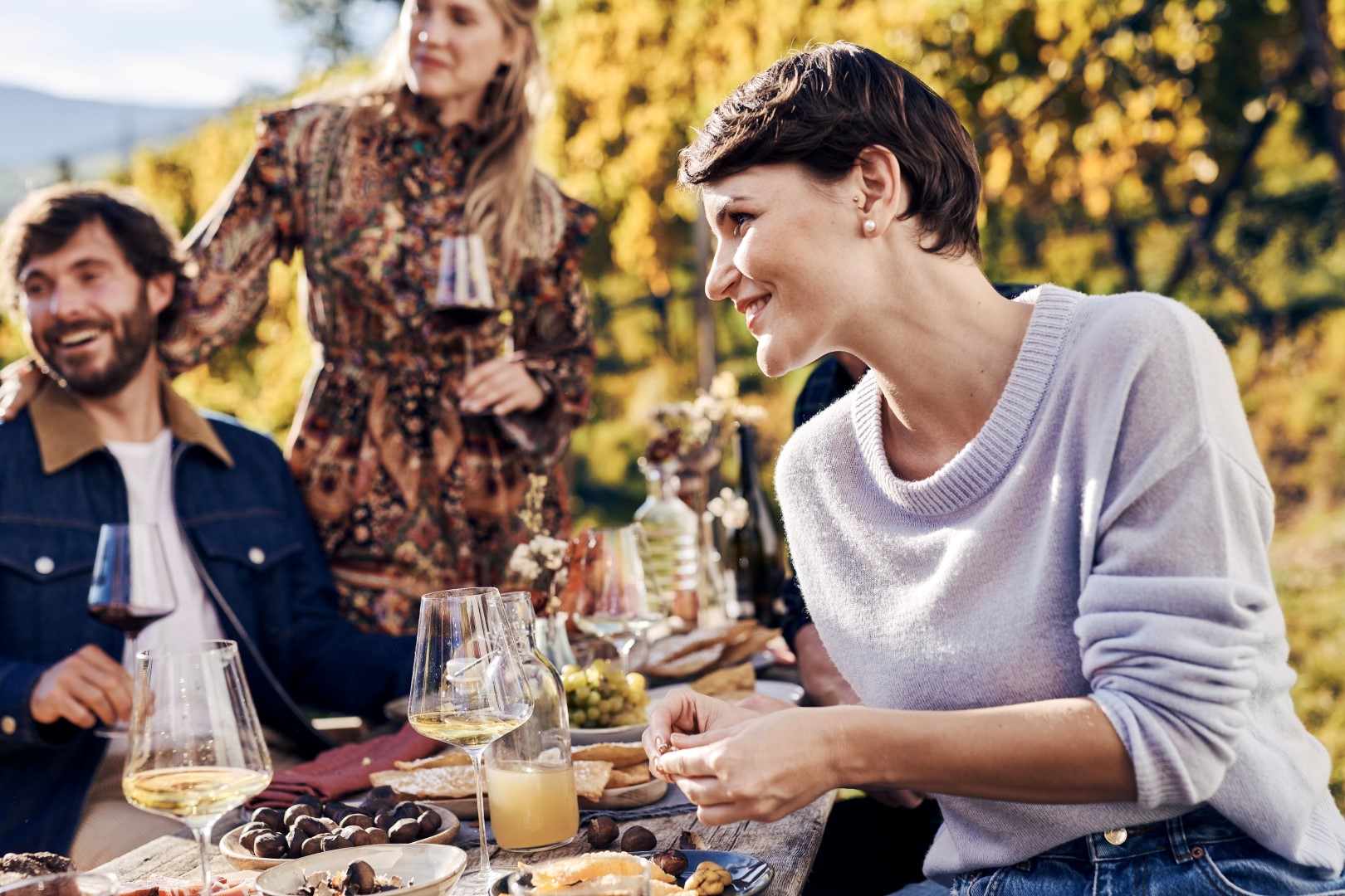 Zu einer traditionellen Törggelen-Mahlzeit gehören Traubenmost, junger Wein und geröstete Kastanien. Foto: djd | IDM Südtirol | Manuel Ferrigato