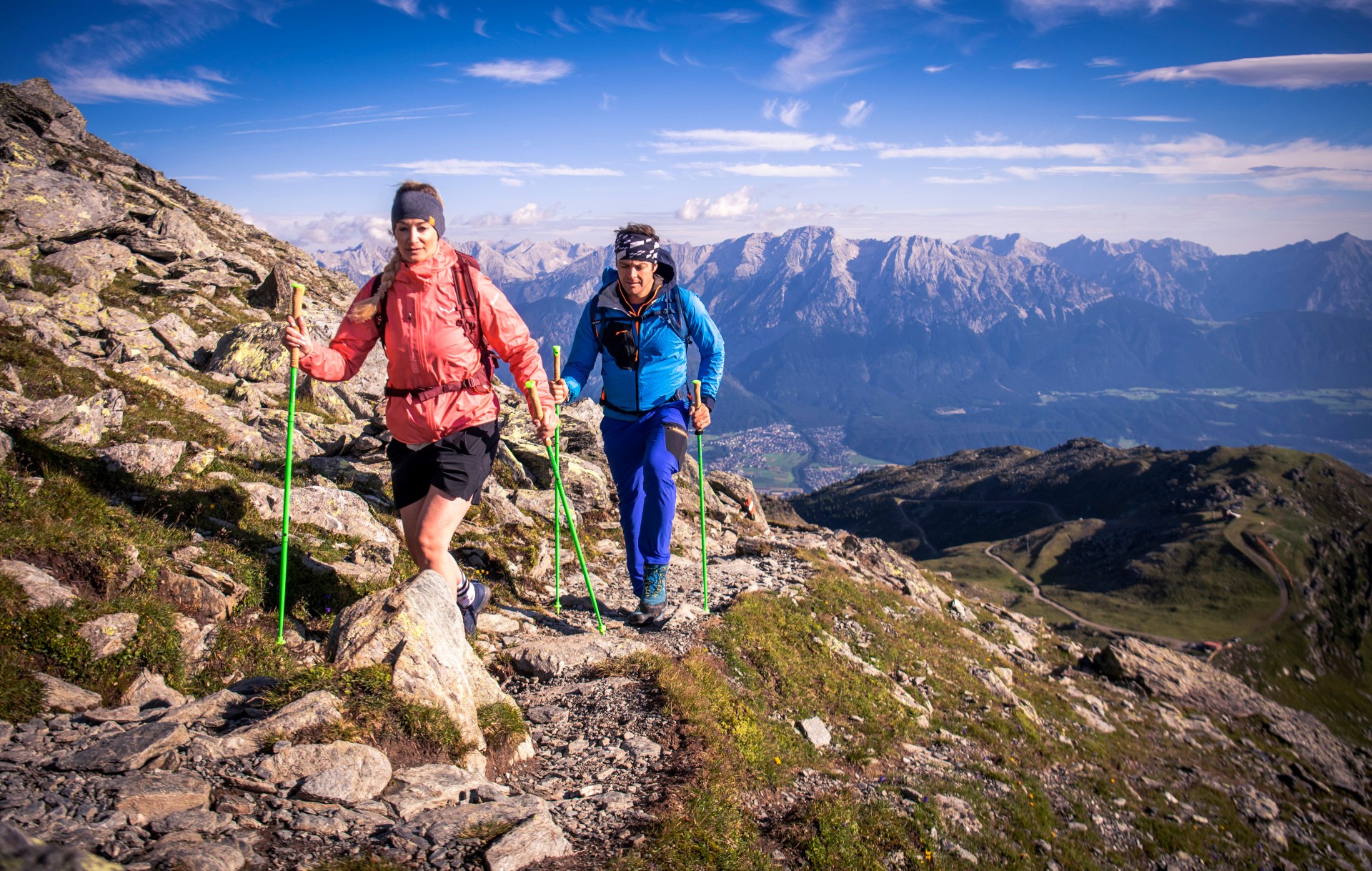Wandern am Glungezer mit Ausblick auf das Karwendelgebirge. Foto: djd | Tourismusverband Region Hall-Wattens