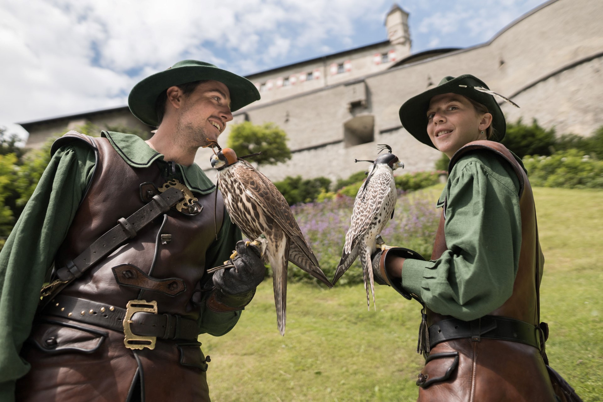 Spektakuläre Flugvorführungen des Landesfalkenhofs auf der Burg Hohenwerfen. Foto: djd | Salzburger Burgen & Schlösser | Wolfgang Lienbacher