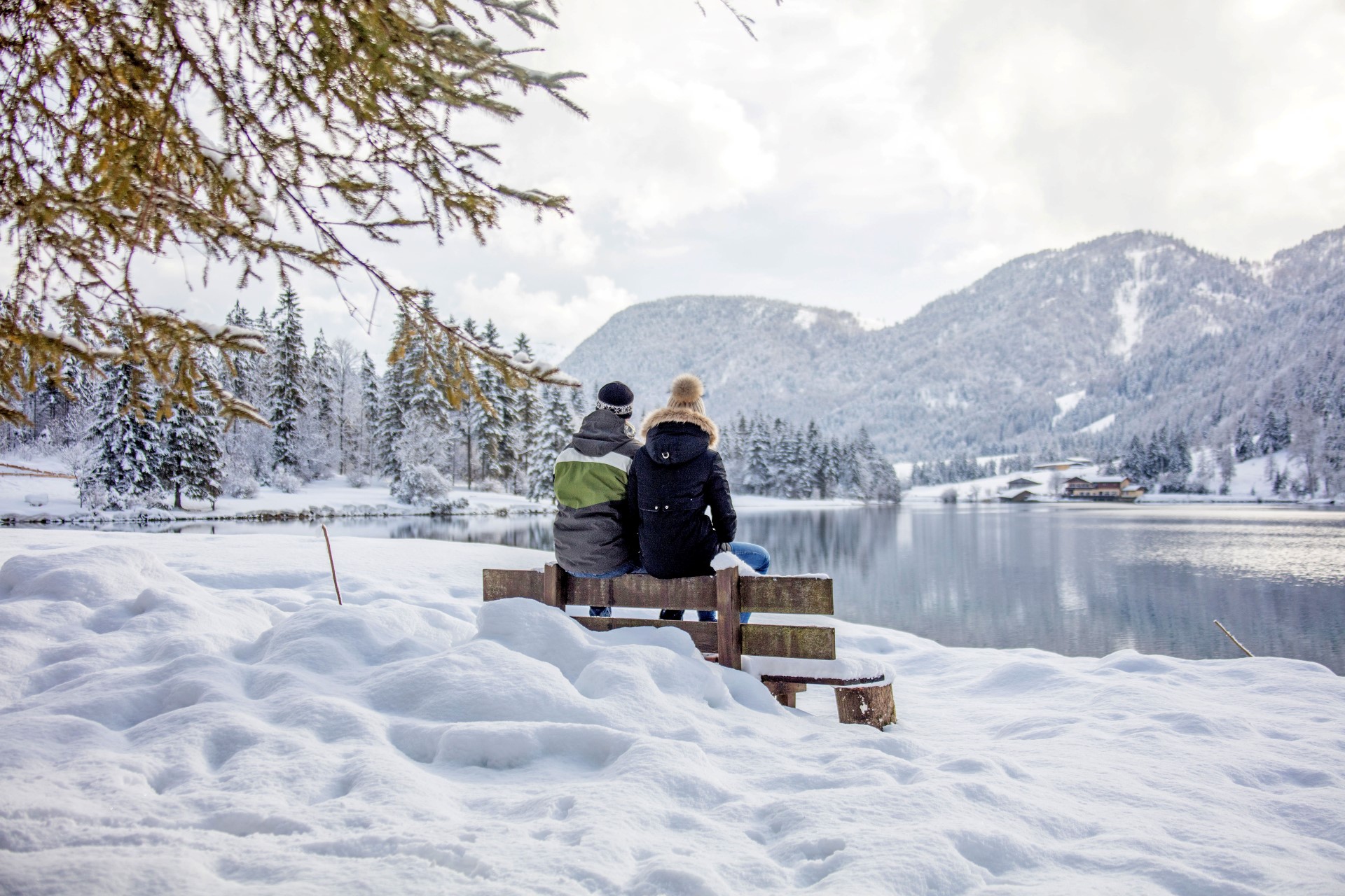 Die traumhaft verschneite Winterlandschaft lässt sich auf individuelle Art und Weise genießen. Foto: djd | Tourismusverband PillerseeTal | defrancesco