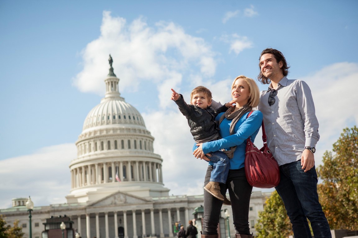 Familie vor dem Capitol in Washington. Photo Credit: Washington.org