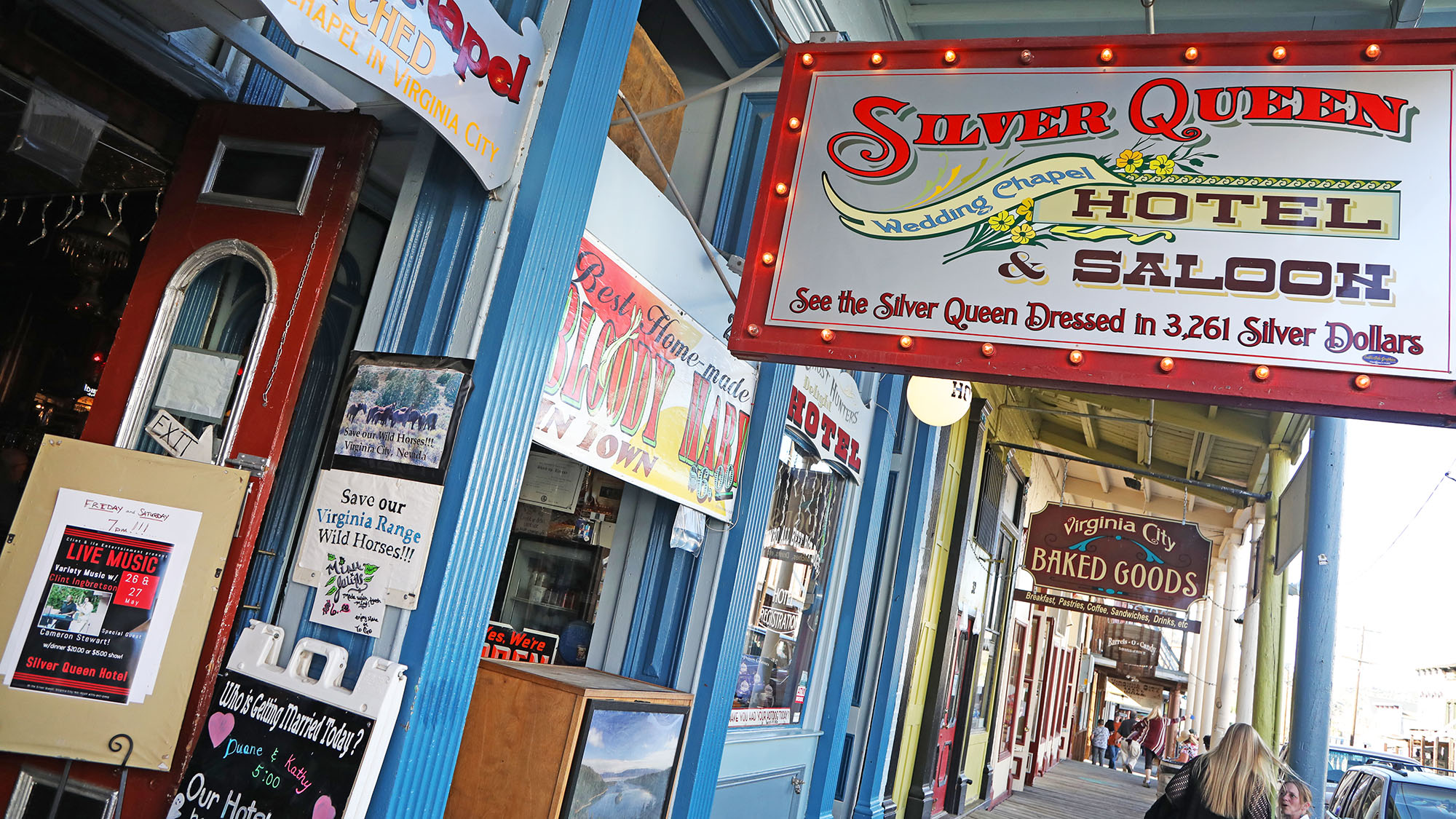 Die Fassade des Silver Queen Hotels in Virginia City sieht harmlos aus, doch im Innern sieht es anders aus… Die Fassade des Silver Queen Hotels in Virginia City sieht harmlos aus, doch im Innern sieht es anders aus…