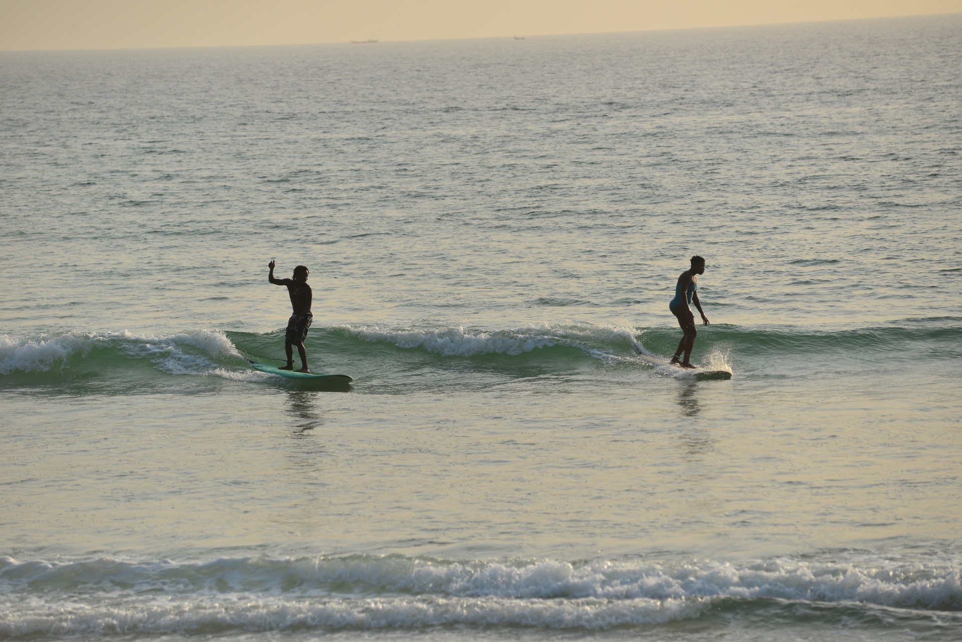In Sierra Leone gibt es abenteuerliche Surfspots. Foto: Tobias Hannemann