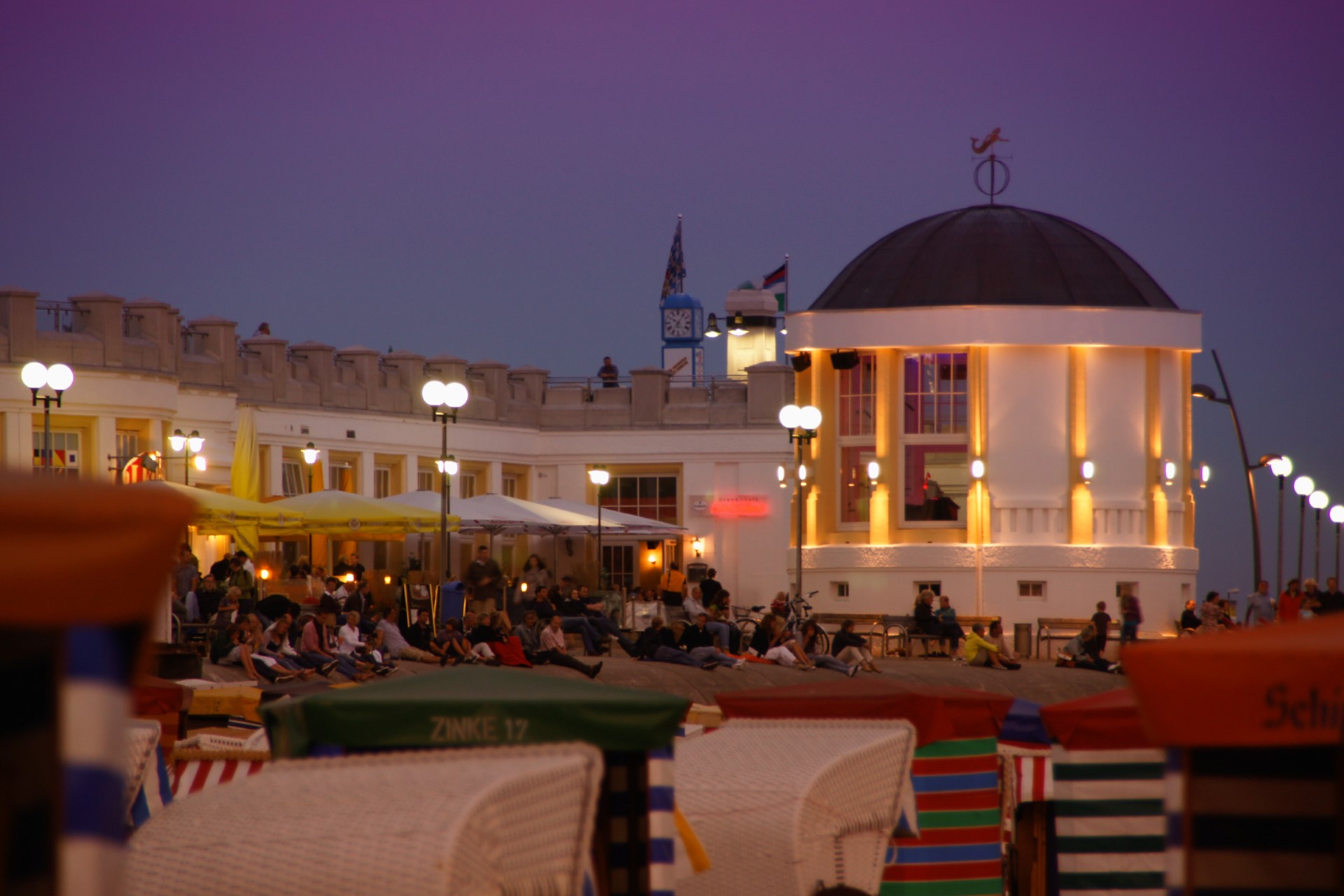 Einen malerischen Sonnenuntergang und Live-Musik gibt es am Musikpavillon. Foto: Nordseeheilbad Borkum GmbH Einen malerischen Sonnenuntergang und Live-Musik gibt es am Musikpavillon. Foto: Nordseeheilbad Borkum GmbH