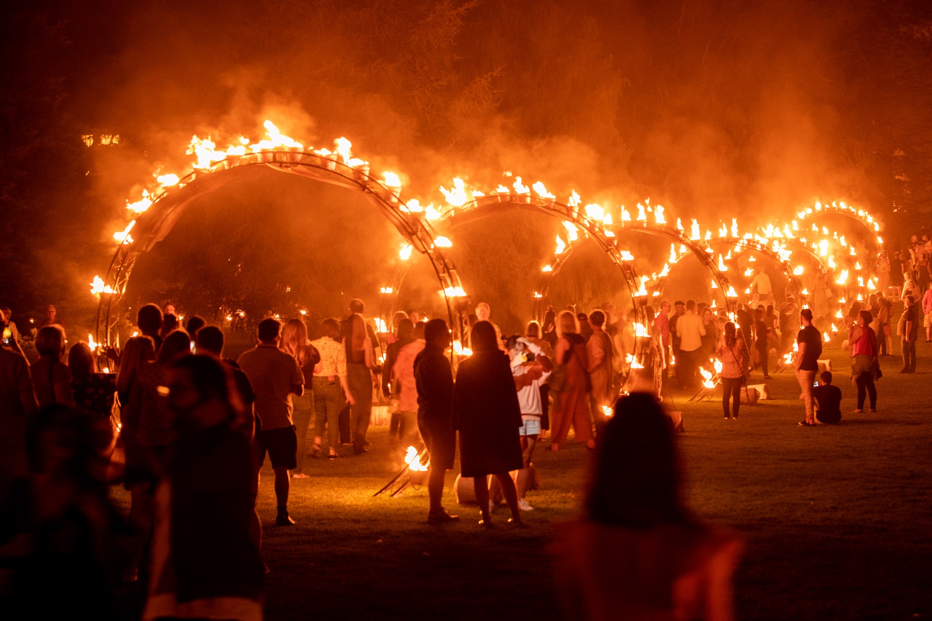 Durch eine Phantasielandschaft aus Feuer, das im Takt von eigens für diese Installation komponierter Musik flackert, bewegen sich Besucher in den Government House Gardens. Foto: Andrew Beveridge