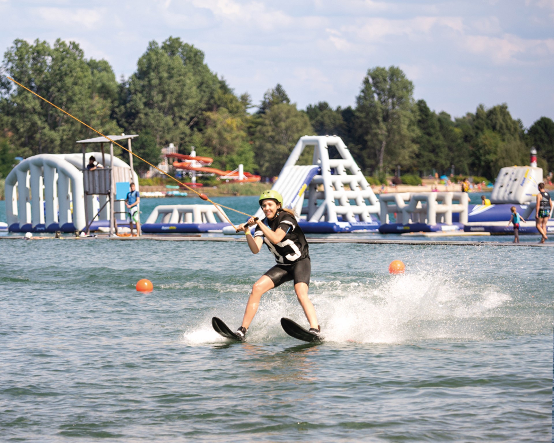 Auf dem Halbendorfer See können sich alle Wasserratten im Aquapark, beim Baden oder beim Wakeboarden auspowern. Foto: Martin Hemmo 