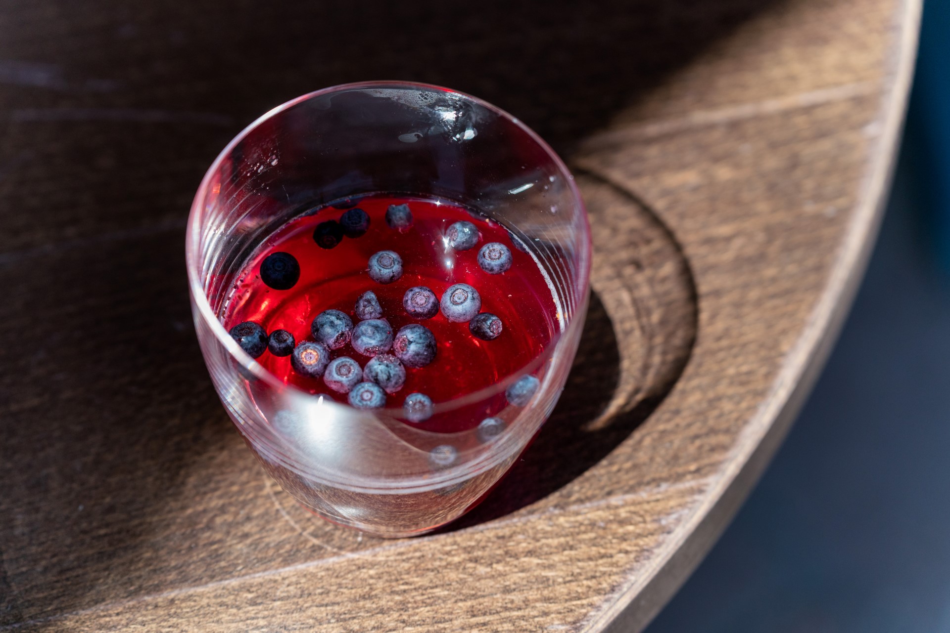 Keine Wilde Heidi - dieser Cocktail mit Heidelbeeren ist alkoholfrei. Foto: TMBW | Weise Keine Wilde Heidi - dieser Cocktail mit Heidelbeeren ist alkoholfrei. Foto: TMBW | Weise