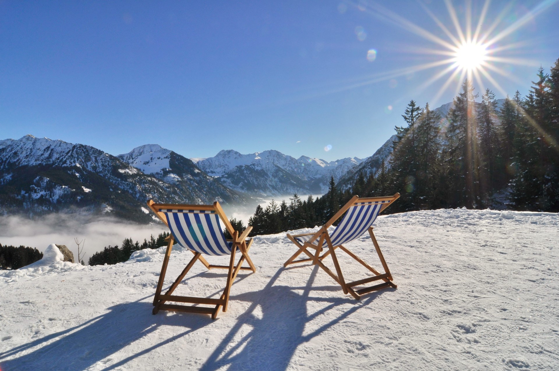 Nahe der Bergstation laden eine Panoramaterrasse und Liegestühle zu einer Auszeit ein. Foto: Bad Hindelang Nahe der Bergstation laden eine Panoramaterrasse und Liegestühle zu einer Auszeit ein. Foto: Bad Hindelang