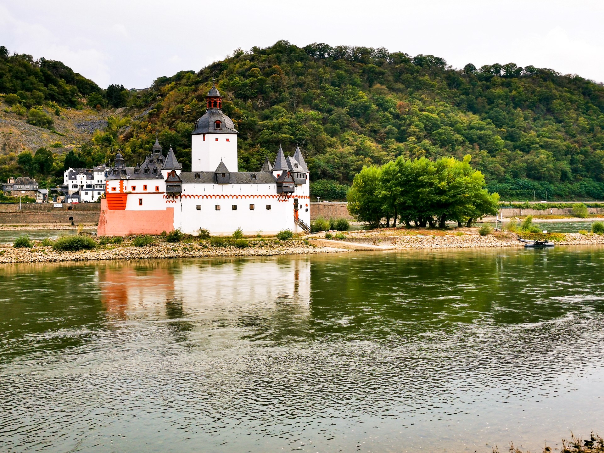 Eindrucksvoll liegt die Burg Pfalzgrafenstein mitten im Rhein. Foto: Andreas Walter Eindrucksvoll liegt die Burg Pfalzgrafenstein mitten im Rhein. Foto: Andreas Walter