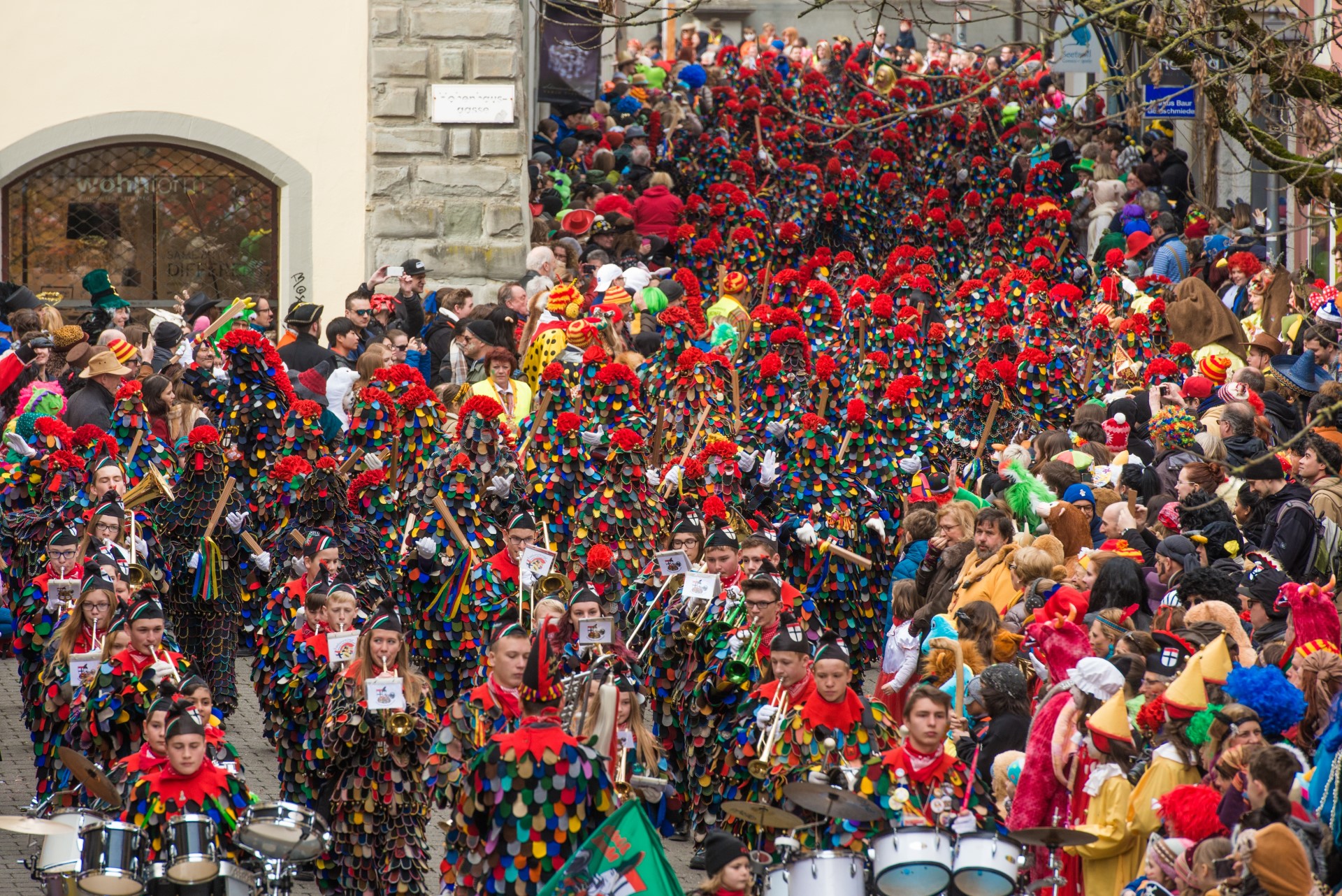 Zahlreiche Besucher säumen die Straßen auf der Konstanzer Fasnacht. Foto: MTK | Chris Danneffel Zahlreiche Besucher säumen die Straßen auf der Konstanzer Fasnacht. Foto: MTK | Chris Danneffel