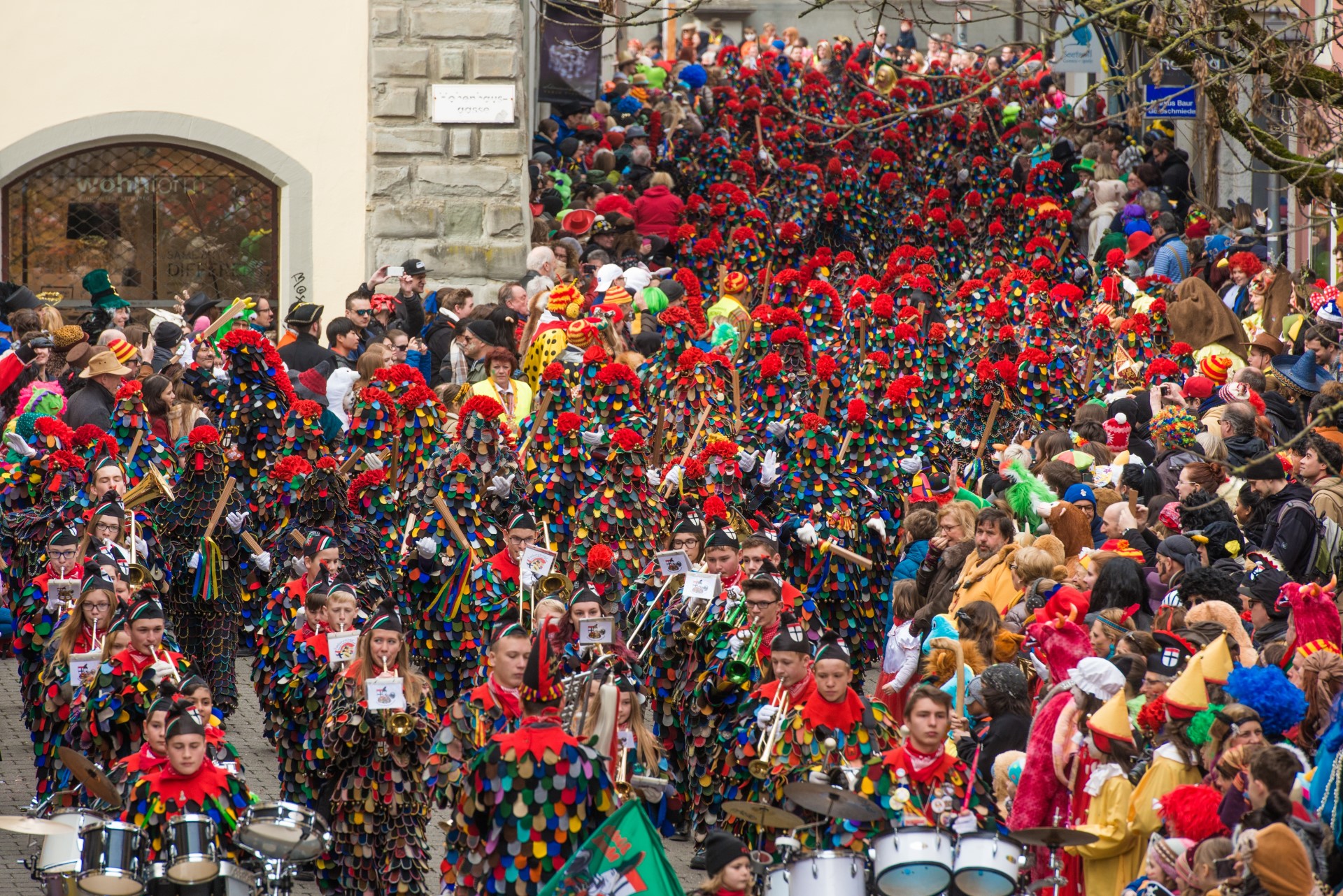 Zahlreiche Besucher säumen die Straßen auf der Konstanzer Fasnacht. Foto: MTK | Chris Danneffel