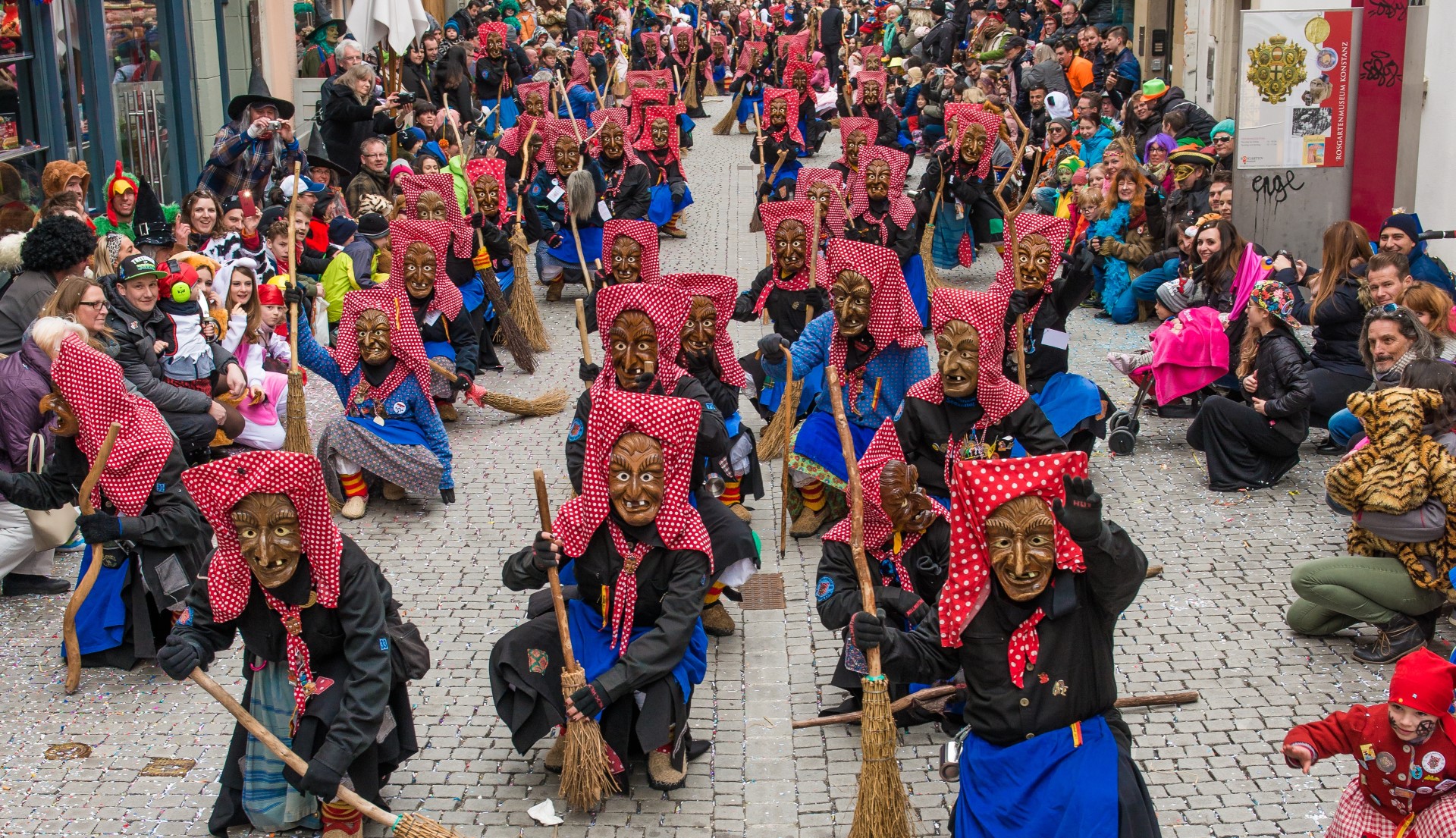 Zahlreiche Besucher säumen die Straßen auf der Konstanzer Fasnacht. Foto: MTK | Chris Danneffel