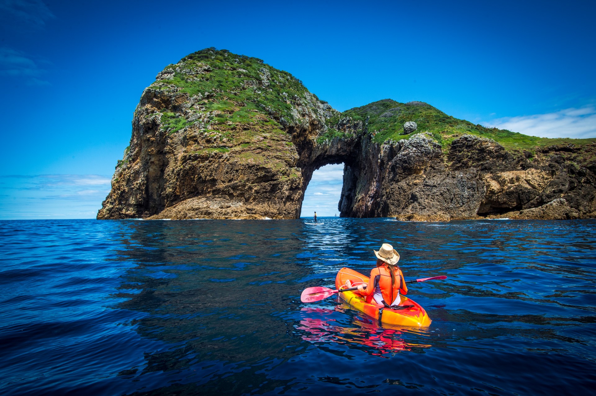 Paddleboarding vor den Poor Knights Islands (Nordinsel). Foto: David Kirkland Paddleboarding vor den Poor Knights Islands (Nordinsel). Foto: David Kirkland