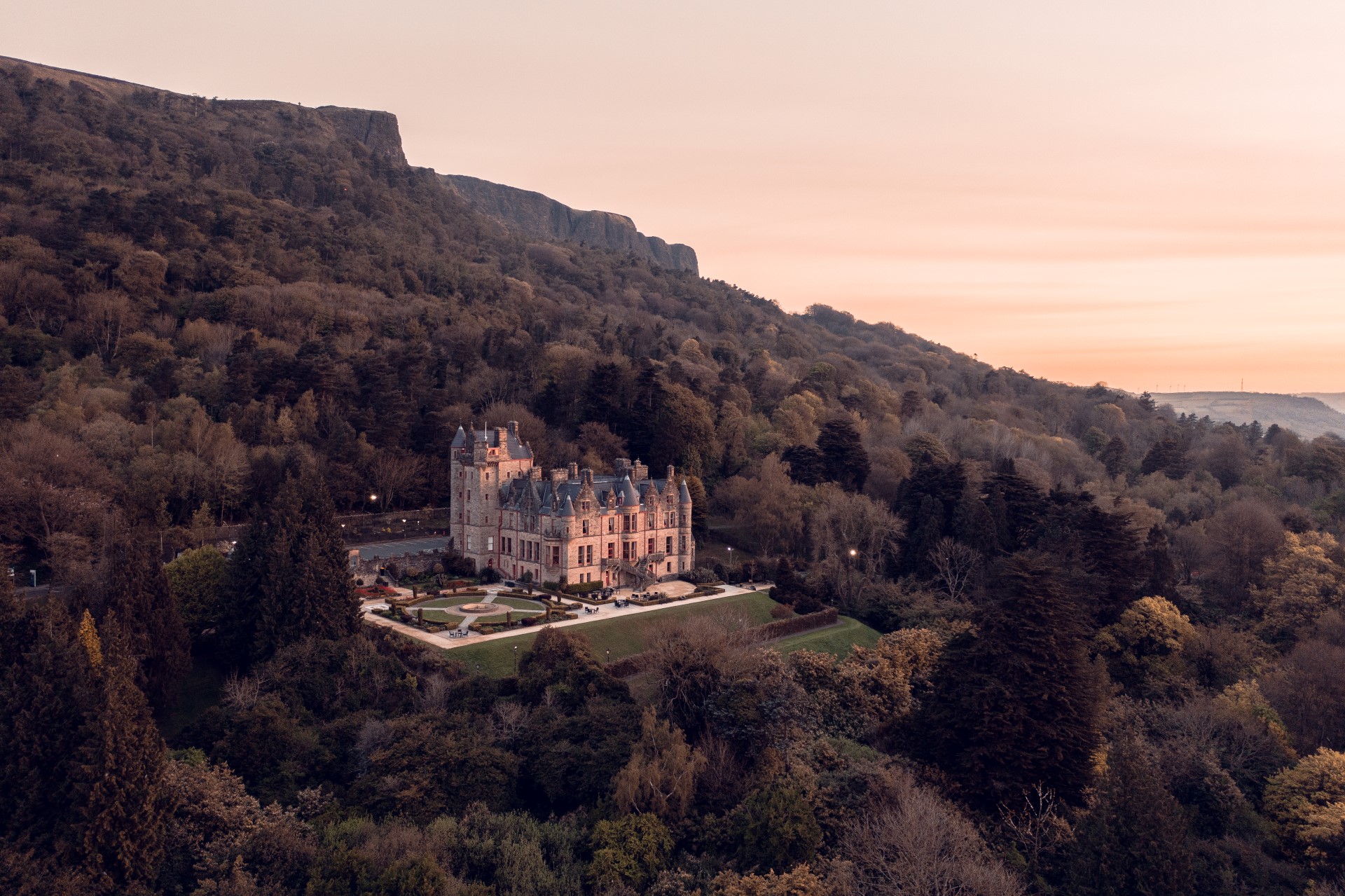 Auch das Belfast Castle mitsamt Gartenanlage ist das ganze Jahr über frei zugänglich. Foto: Tourism Ireland Auch das Belfast Castle mitsamt Gartenanlage ist das ganze Jahr über frei zugänglich. Foto: Tourism Ireland