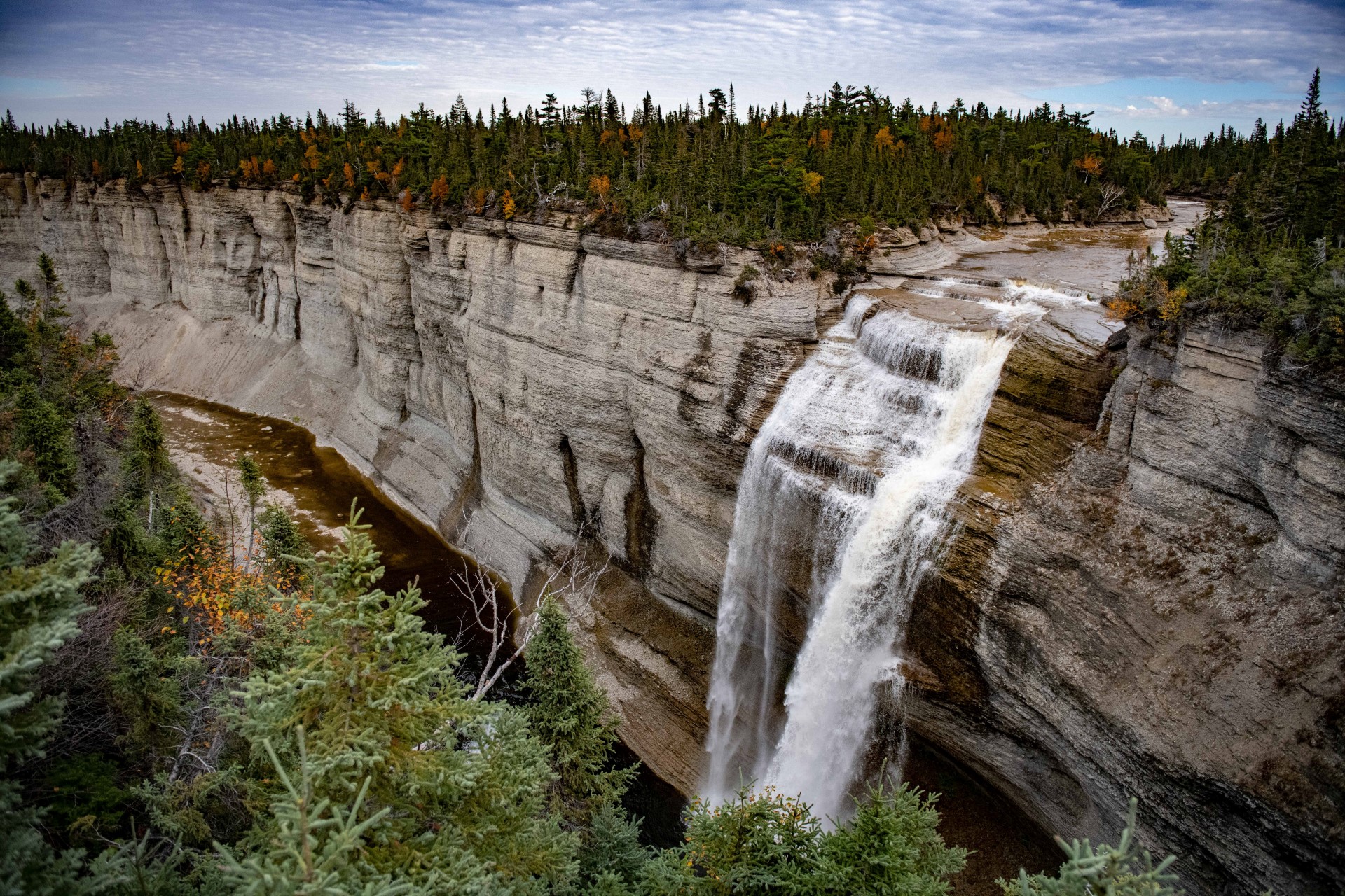 Wasserfall auf der Insel Anticosti. Foto: Sébastien St-Jean | Tourisme Côte-Nord