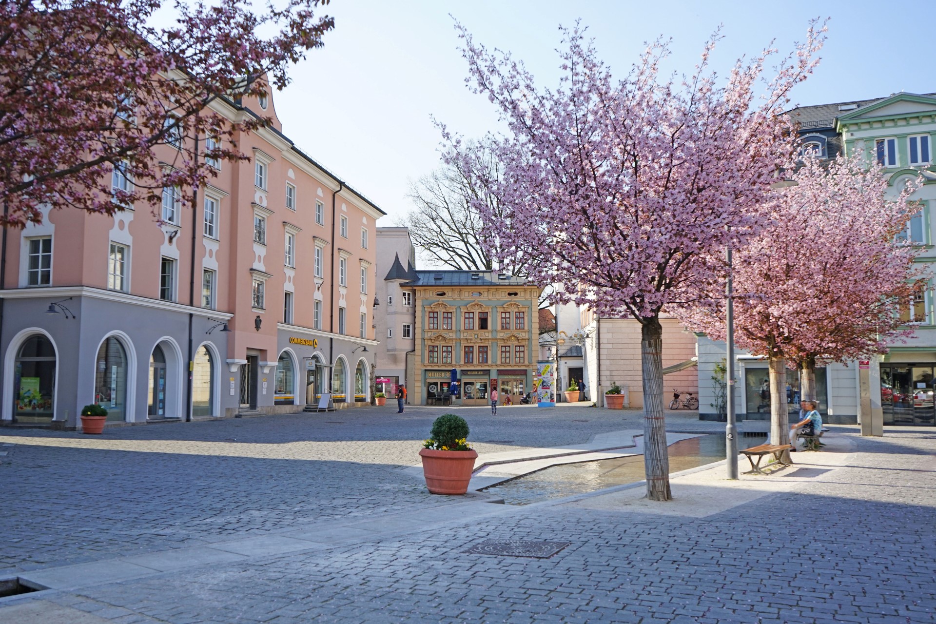 Rosenheim und die anderen schmucken Städte im Chiemsee-Alpenland laden zum Frühlingsbummel ein. Foto: djd | Chiemsee-Alpenland