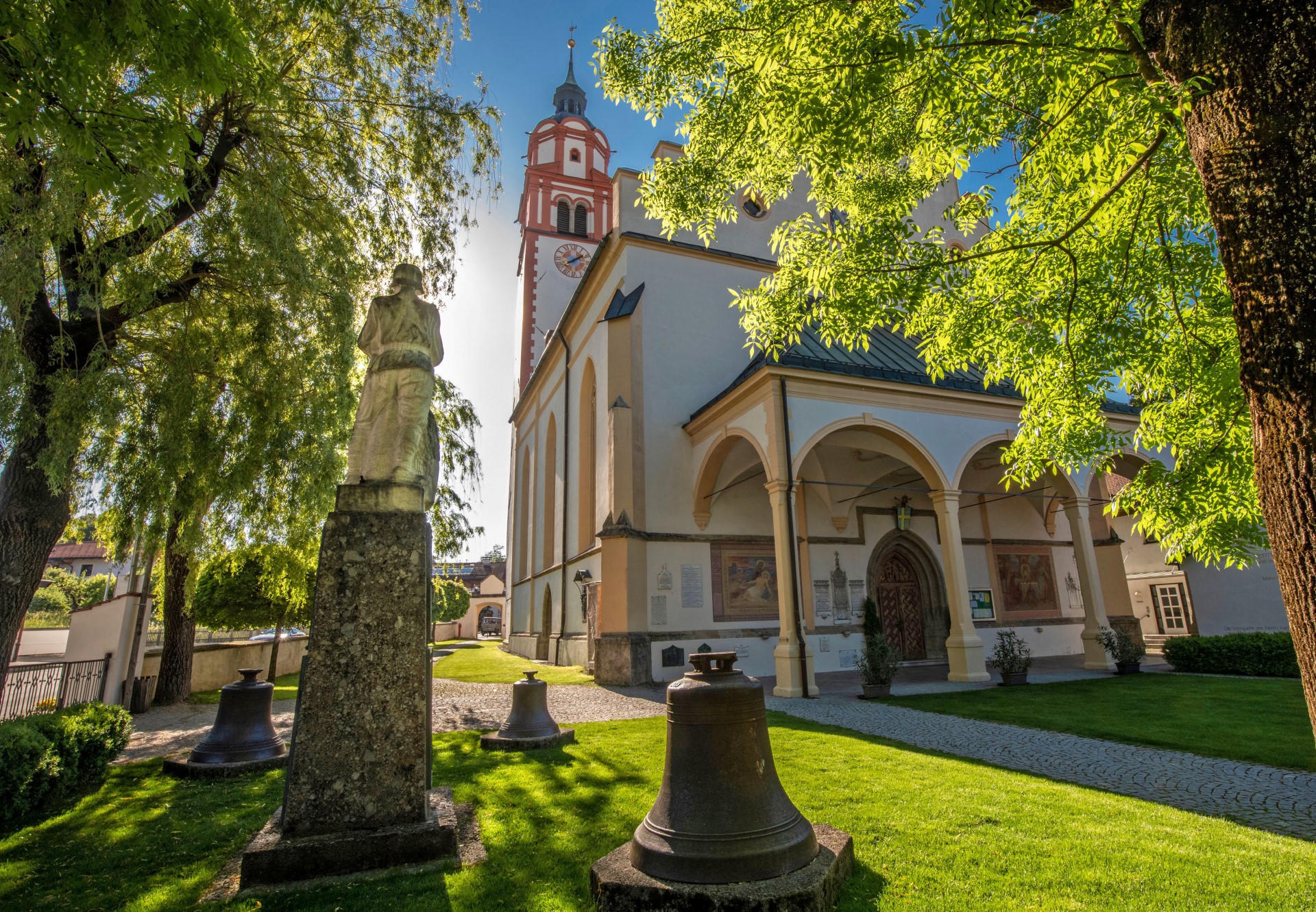 An der Marien Basilika Absam halten die Besucher inne, verweilen und tanken neue Energie. Foto: djd | Tourismusverband Region Hall-Wattens An der Marien Basilika Absam halten die Besucher inne, verweilen und tanken neue Energie. Foto: djd | Tourismusverband Region Hall-Wattens