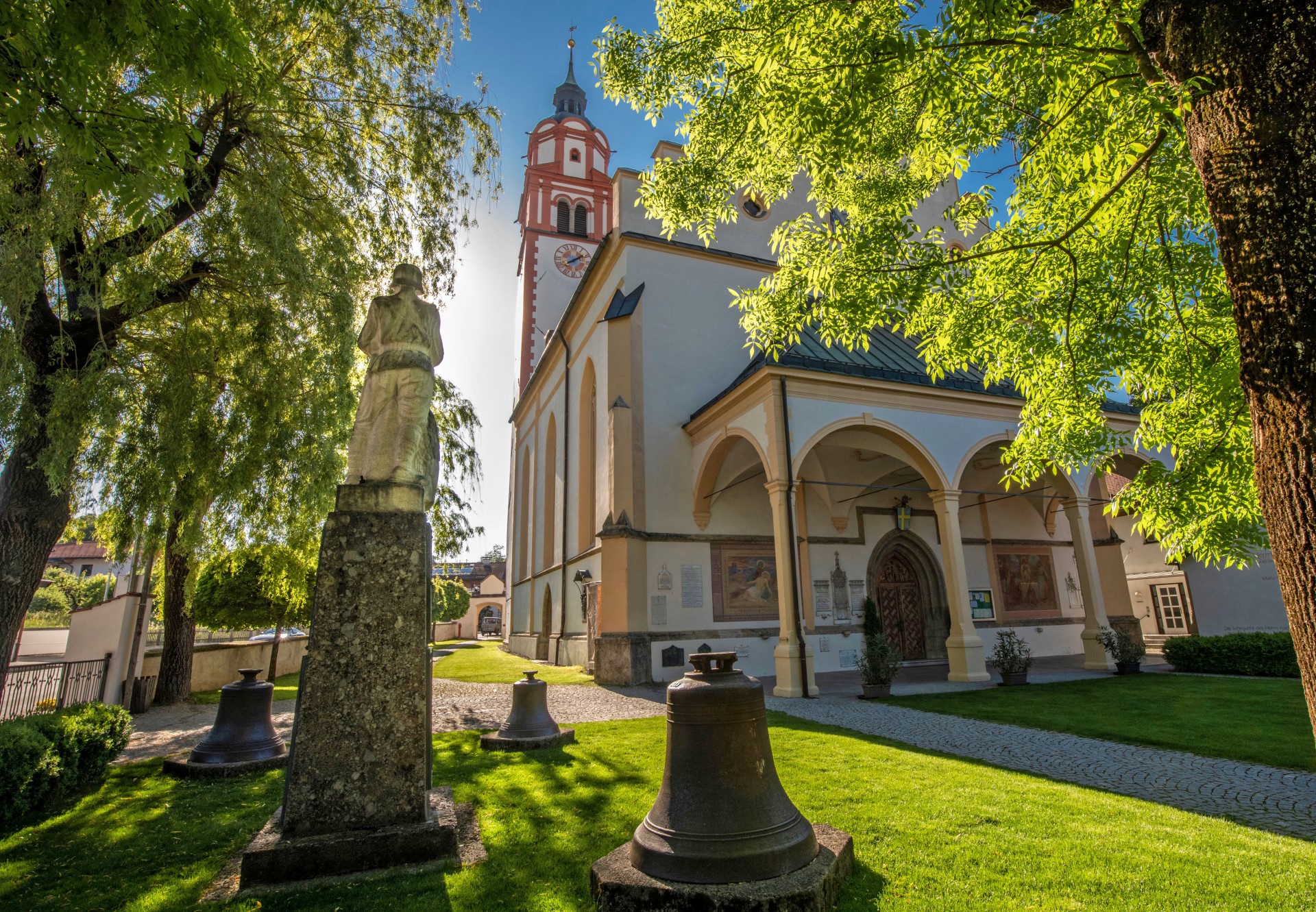 An der Marien Basilika Absam halten die Besucher inne, verweilen und tanken neue Energie. Foto: djd | Tourismusverband Region Hall-Wattens