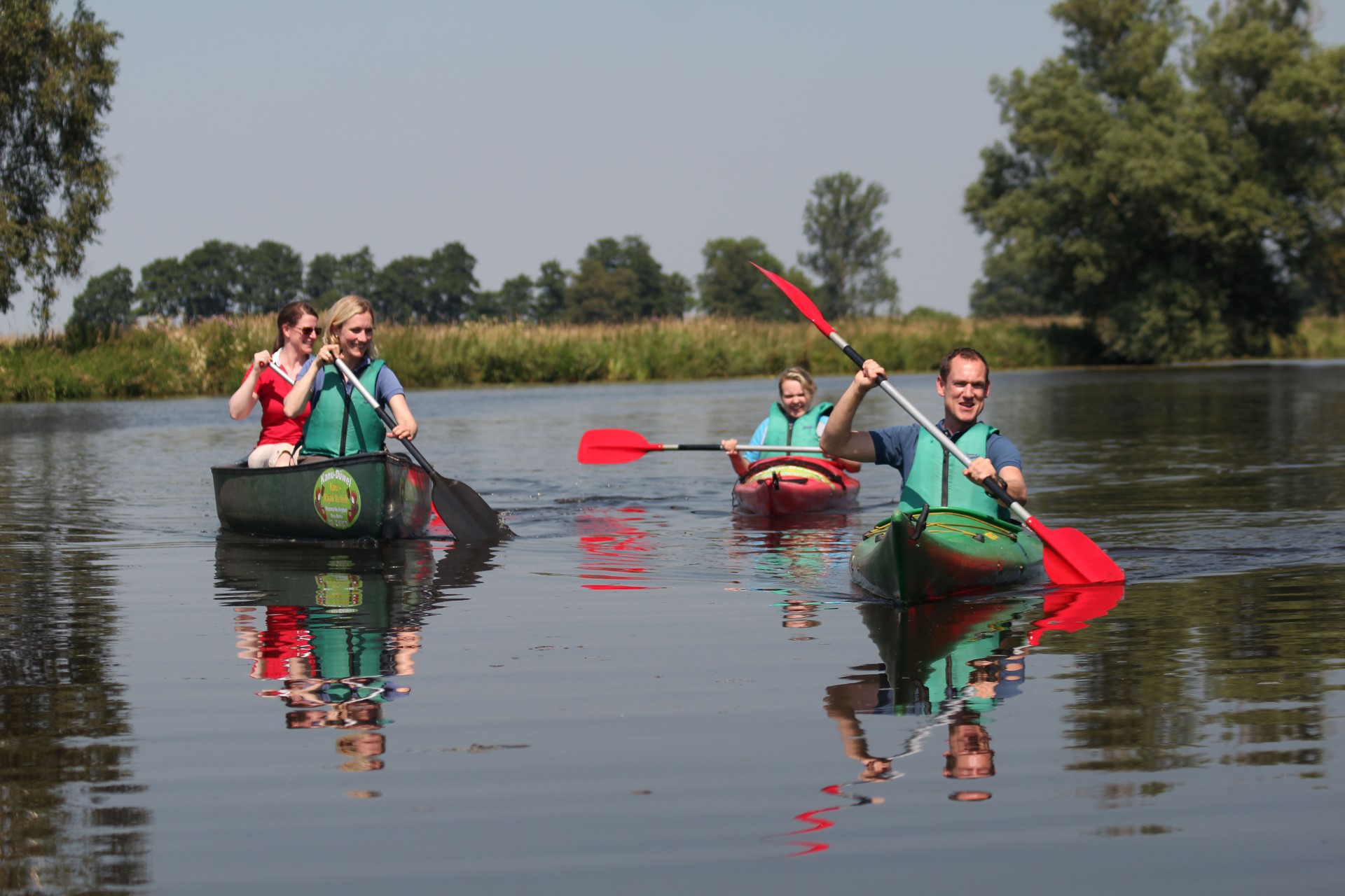 Wasserwandern auf der Hamme. Foto: djd | Touristikagentur Teufelsmoor-Worpswede-Unterweser | Karsten Schöpfer