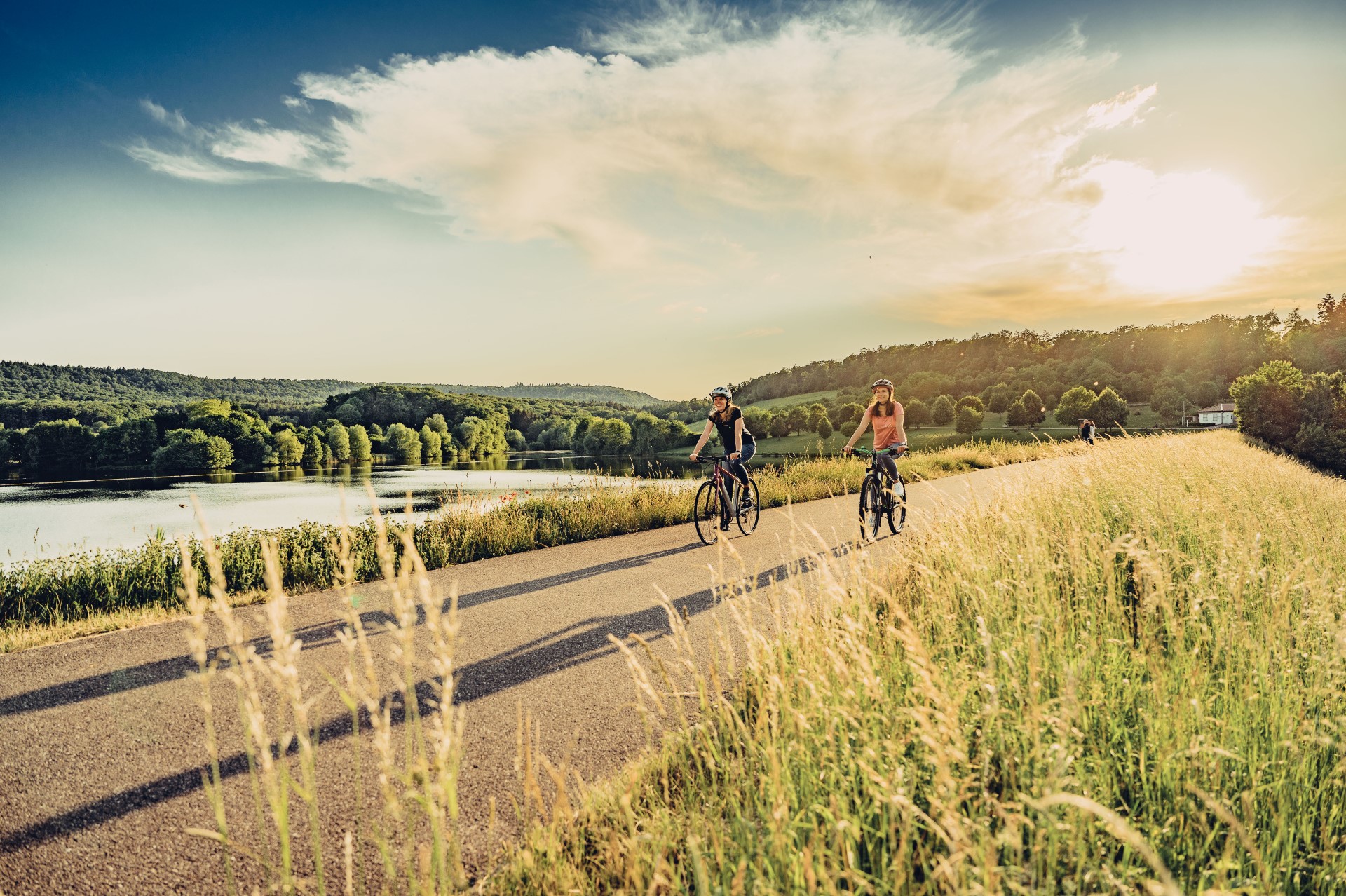 Im Naturpark Stromberg-Heuchelberg führt der Radweg am Stausee Ehmetsklinge entlang. Foto: djd | Touristikgemeinschaft HeilbronnerLand | Chris Frumolt