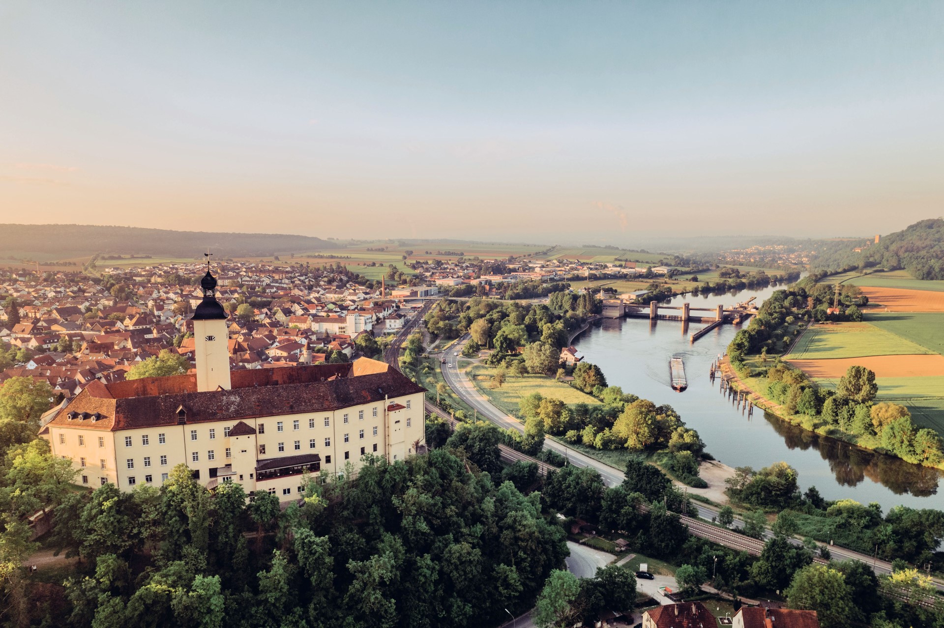 Über dem Neckar thront in Gundelsheim das Schloss Horneck. Foto: djd | Stadt Gundelsheim | Christian Frumolt Über dem Neckar thront in Gundelsheim das Schloss Horneck. Foto: djd | Stadt Gundelsheim | Christian Frumolt