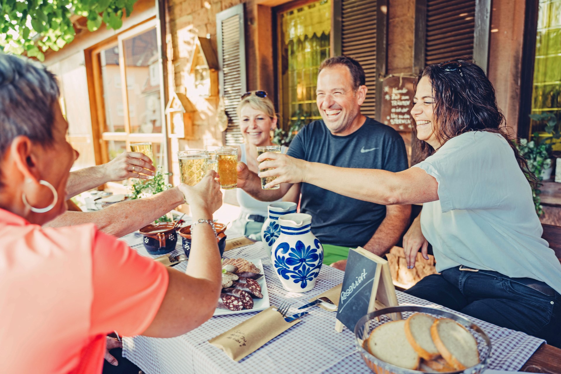 Am Wegesrand laden regionale Gasthäuser die Radler zu einer stärkenden Pause ein. Foto: DJD | Touristikgemeinschaft Odenwald | Christian Frumolt Am Wegesrand laden regionale Gasthäuser die Radler zu einer stärkenden Pause ein. Foto: DJD | Touristikgemeinschaft Odenwald | Christian Frumolt