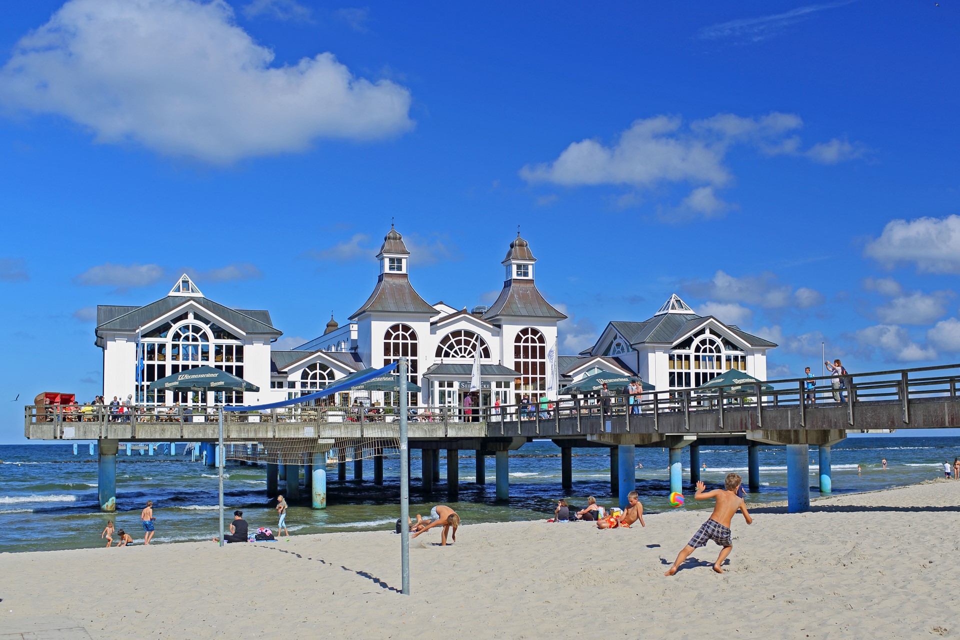 Eine Runde Beach-Volleyball gefällig? Direkt an der Seebrücke Sellin kann man sich austoben. Foto: djd | www.seepark-sellin.de | appelmost.de