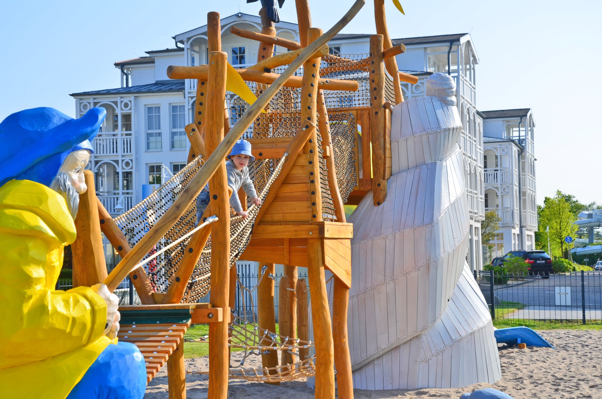 Ein toller Spielplatz sowie viele Aktionen machen den Familienurlaub im Seepark perfekt.Foto: djd | www.seepark-sellin.de