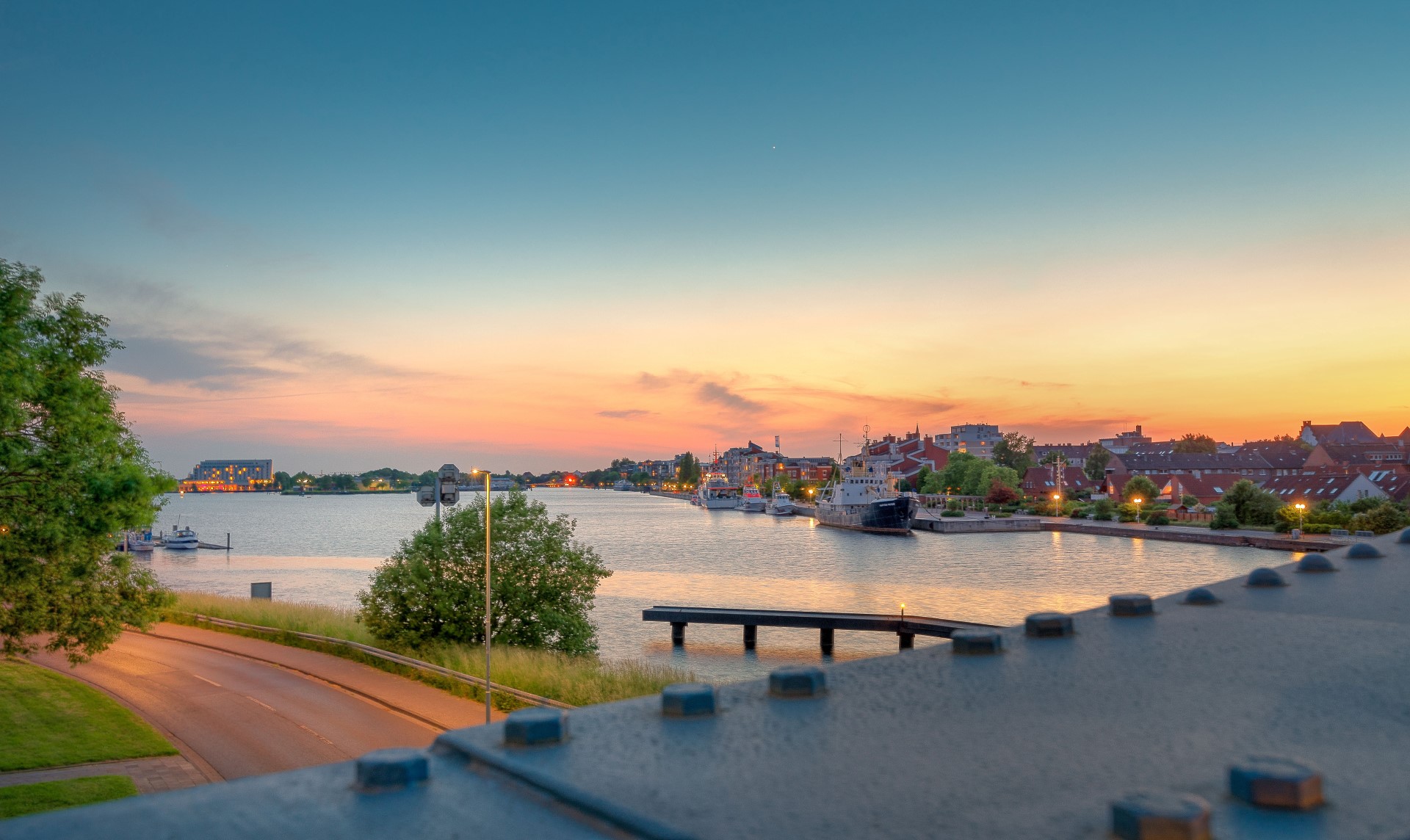 Der Große Hafen liegt nur wenige Gehminuten von der Wilhelmshavener Innenstadt entfernt. Foto: djd | www.wilhelmshaven-touristik.de | Rainer Ganske