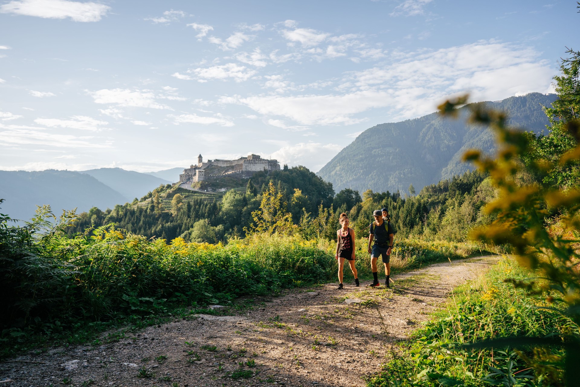 Wanderer gelangen in der Region an Orte mit tollen Aussichten. Foto: djd | Region Villach Tourismus | Martin Hofmann