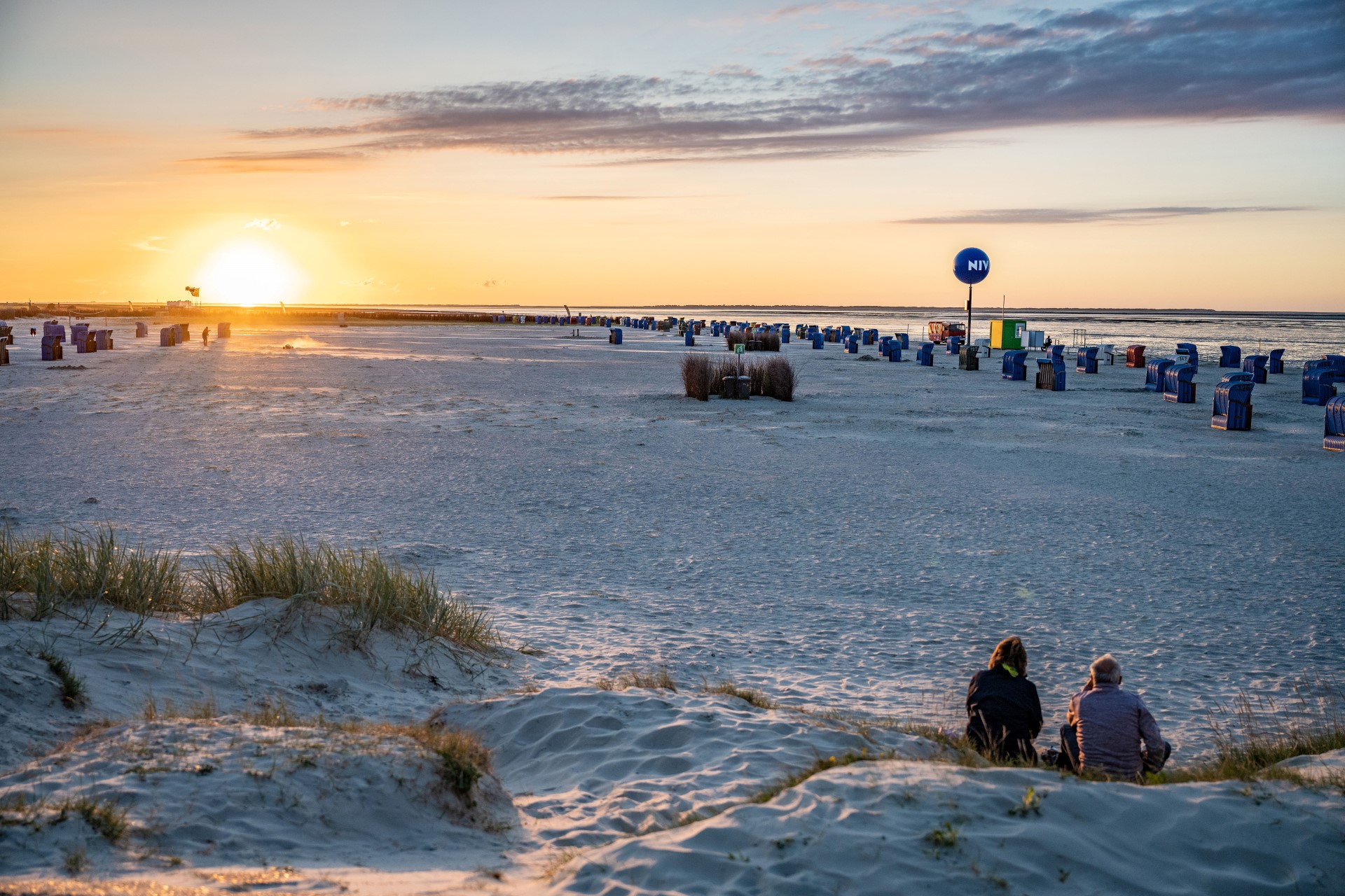 Entschleunigen am Nordseestrand: Ostfriesland schenkt seinen Urlaubern viel Zeit für Erholung. Foto: djd | Tourismus GmbH Dornum | Lars Wehrmann