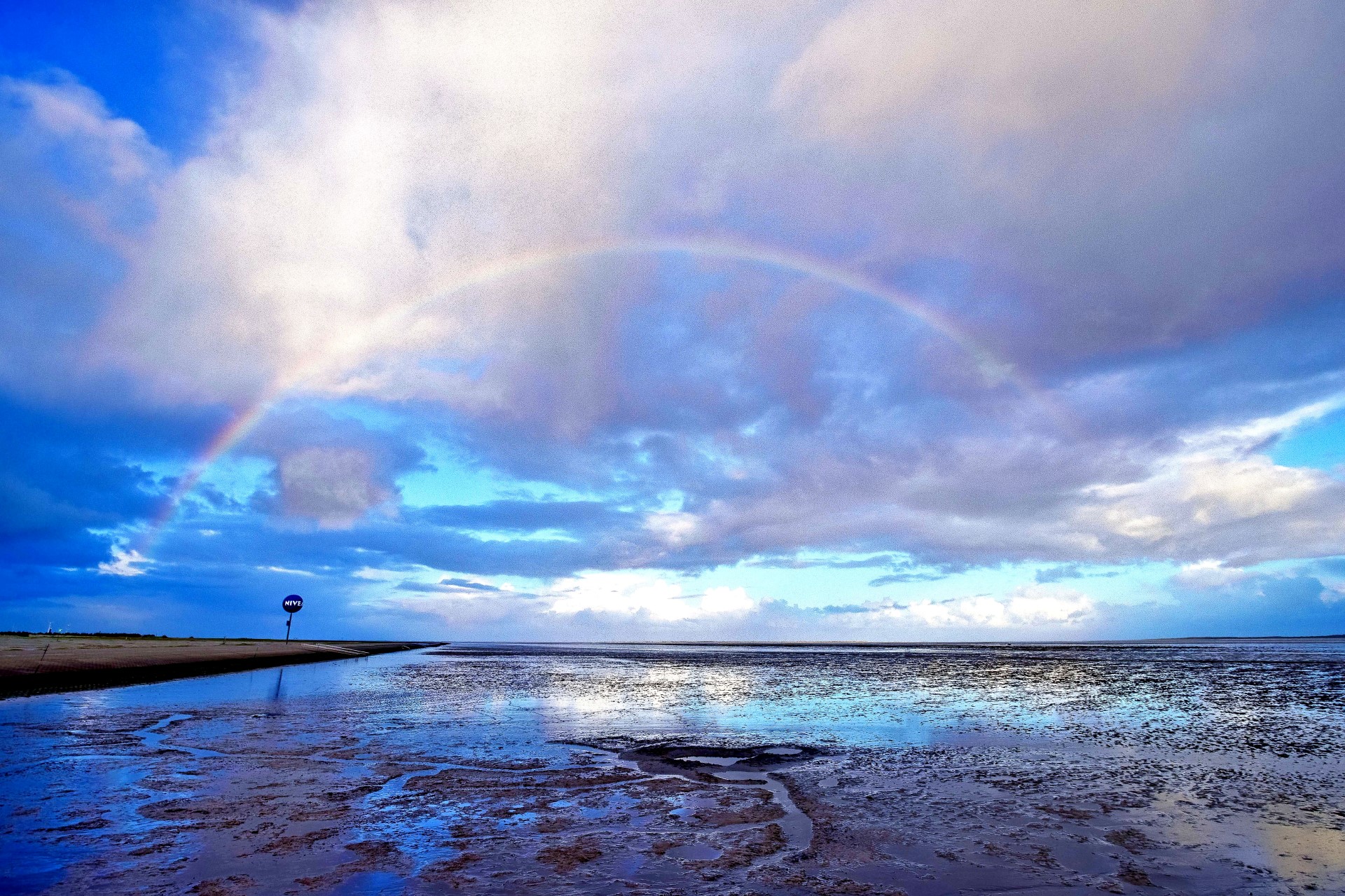 Beeindruckende Naturlandschaft mit Regenbogen. Foto: djd | Tourismus GmbH Gemeinde Dornum | Martin Stoever