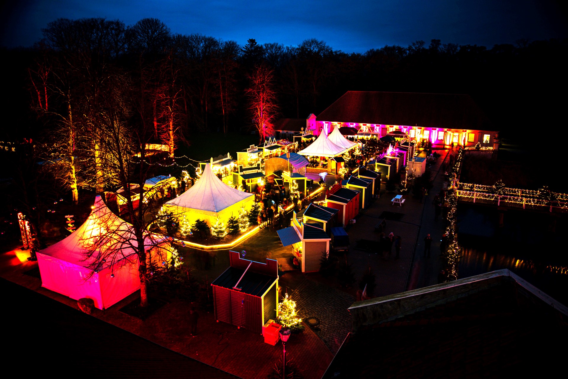 Das Wasserschloss Dornum erstrahlt an den ersten beiden Adventswochenenden in weihnachtlichem Glanz. Foto: djd | Tourismus GmbH Gemeinde Dornum