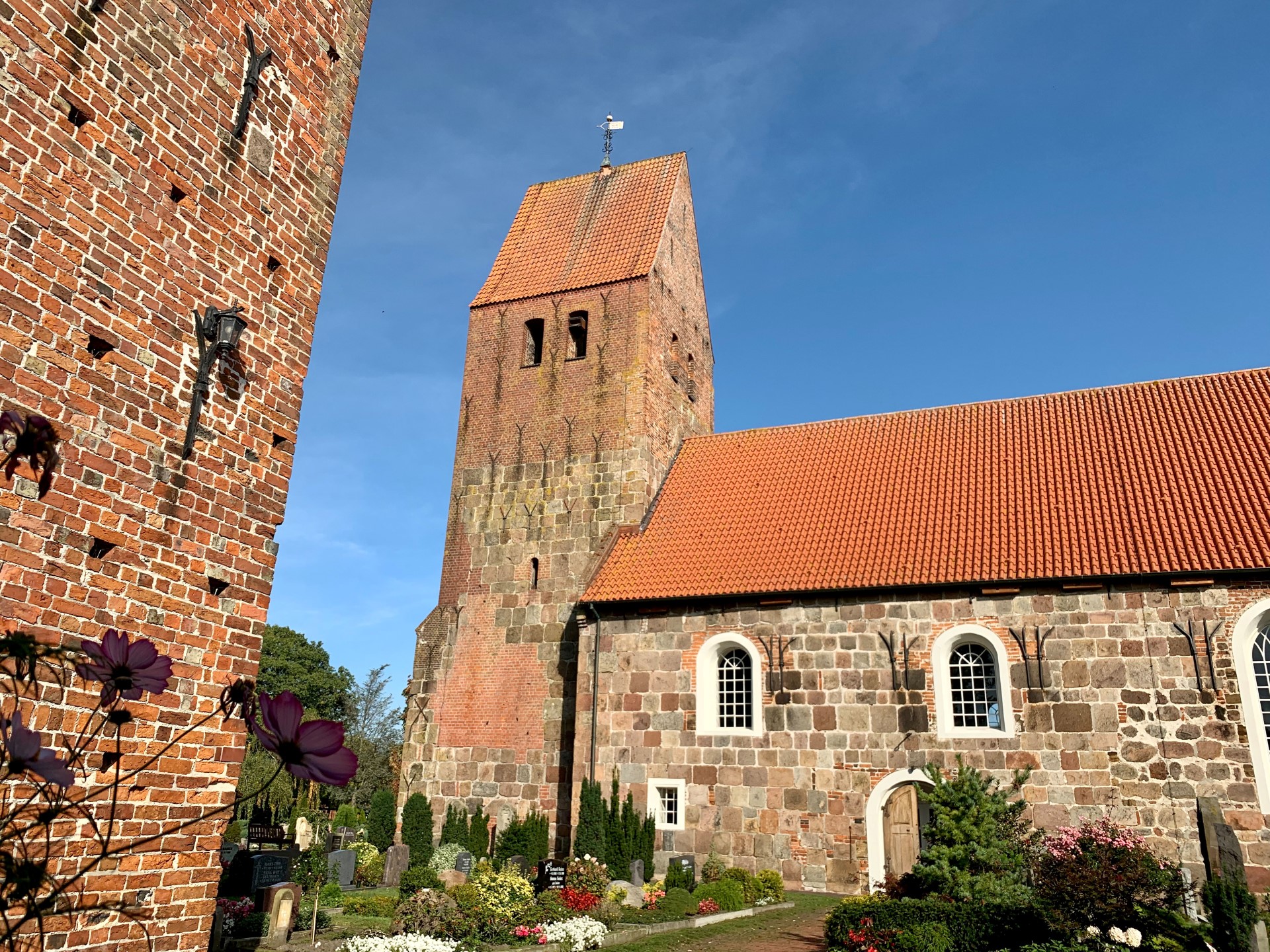 Sehenswert: Die evangelisch-lutherische St.-Johannes-Kirche in Wiefelstede. Foto: djd | Tourist-Information Wiefelstede