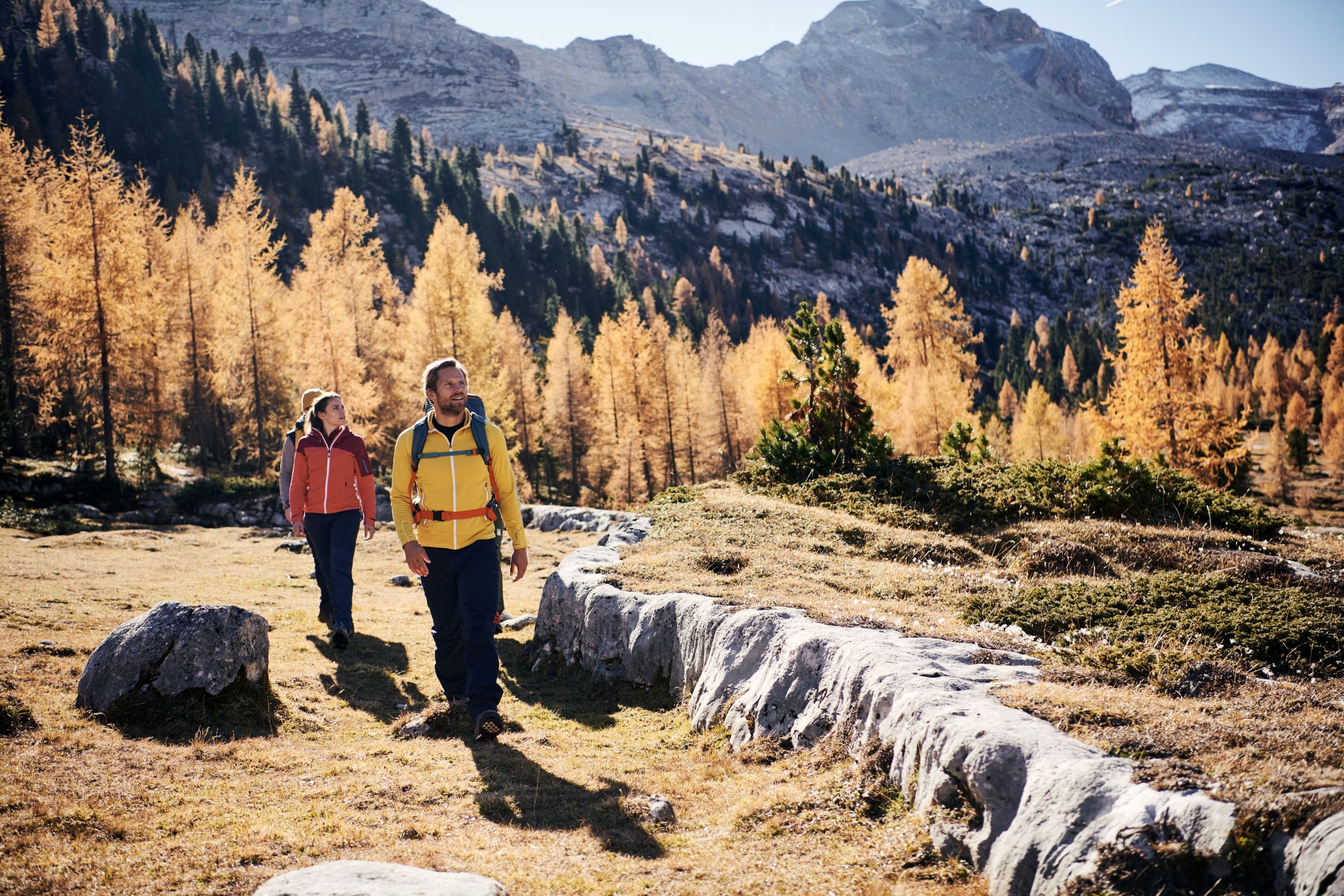 San Vigilio bietet ein Herbstprogramm mit geführten Wanderungen in den Dolomiten an. Foto: djd | IDM Südtirol | Manuel Ferrigato