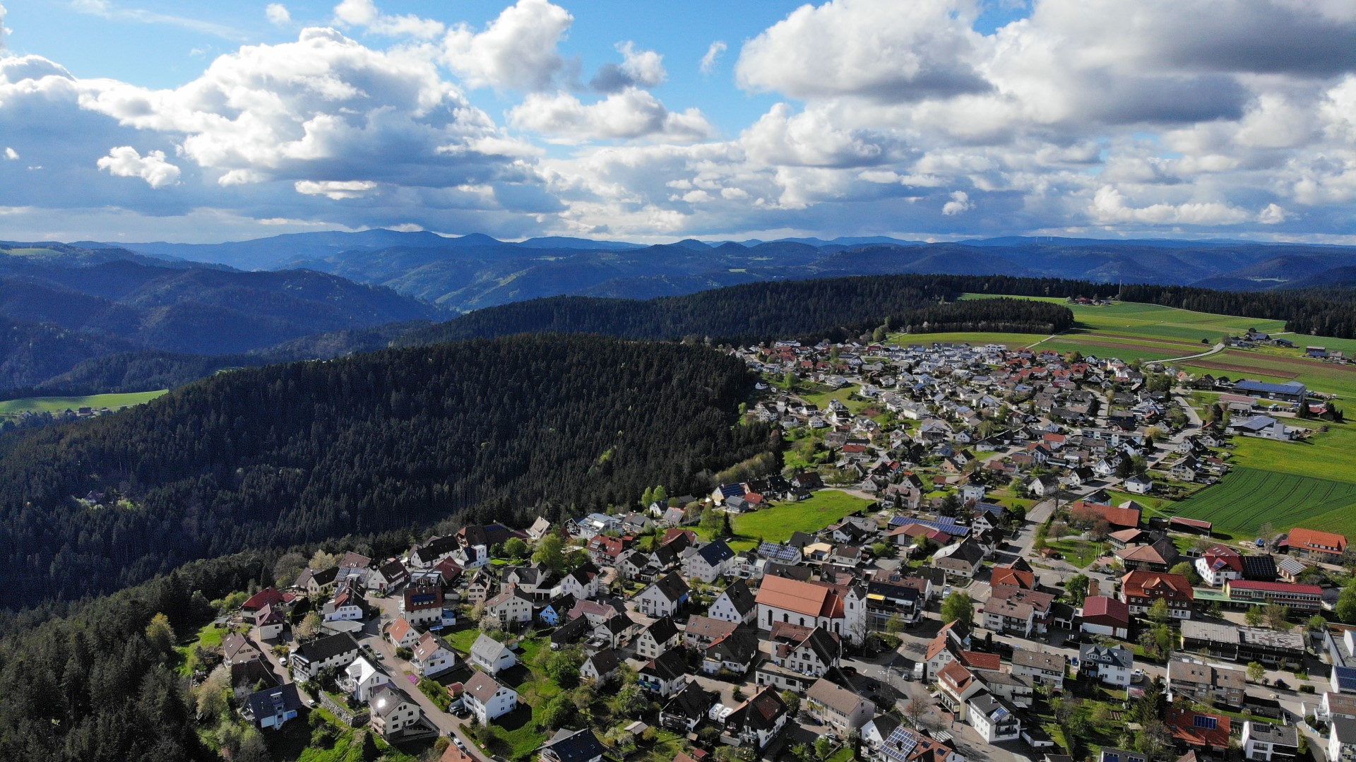 Schwarzwaldidylle: Blick auf Aichhalden, hier startet der neue Eschachweg. Foto: djd | Landratsamt Rottweil | dji camera