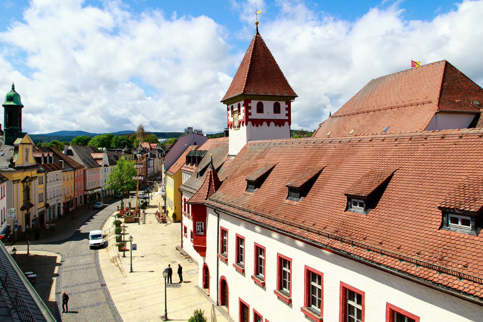 Ausgangspunkt des Goldsteigs: Im Mittelpunkt der Altstadt von Marktredwitz befindet sich das historische Rathaus. Foto: djd | Stadt Marktredwitz