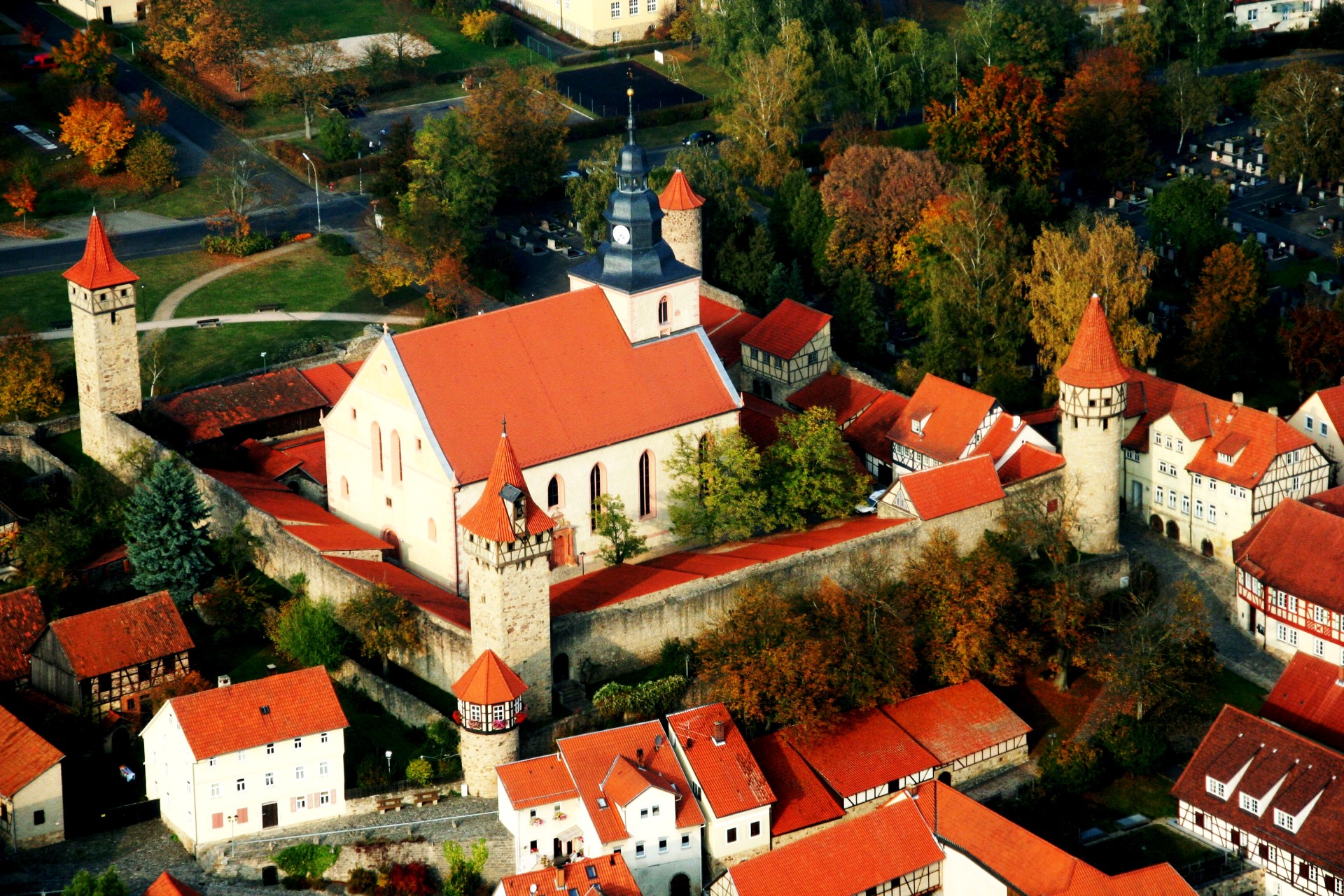 Blick von oben auf die beeindruckende Kirchenburg in Ostheim vor der Rhön. Foto: djd | Verein für Stadtmarketing Ostheim