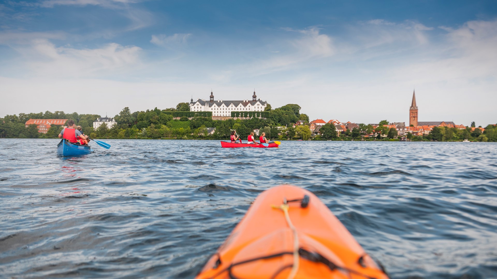 Beim Kanu-Picknick erhalten Paddler auf dem Großen Plöner See eine gefüllte Tonne mit typischen Picknick-Leckereien. Foto: www.ostsee-schleswig-holstein.de | Oliver Franke