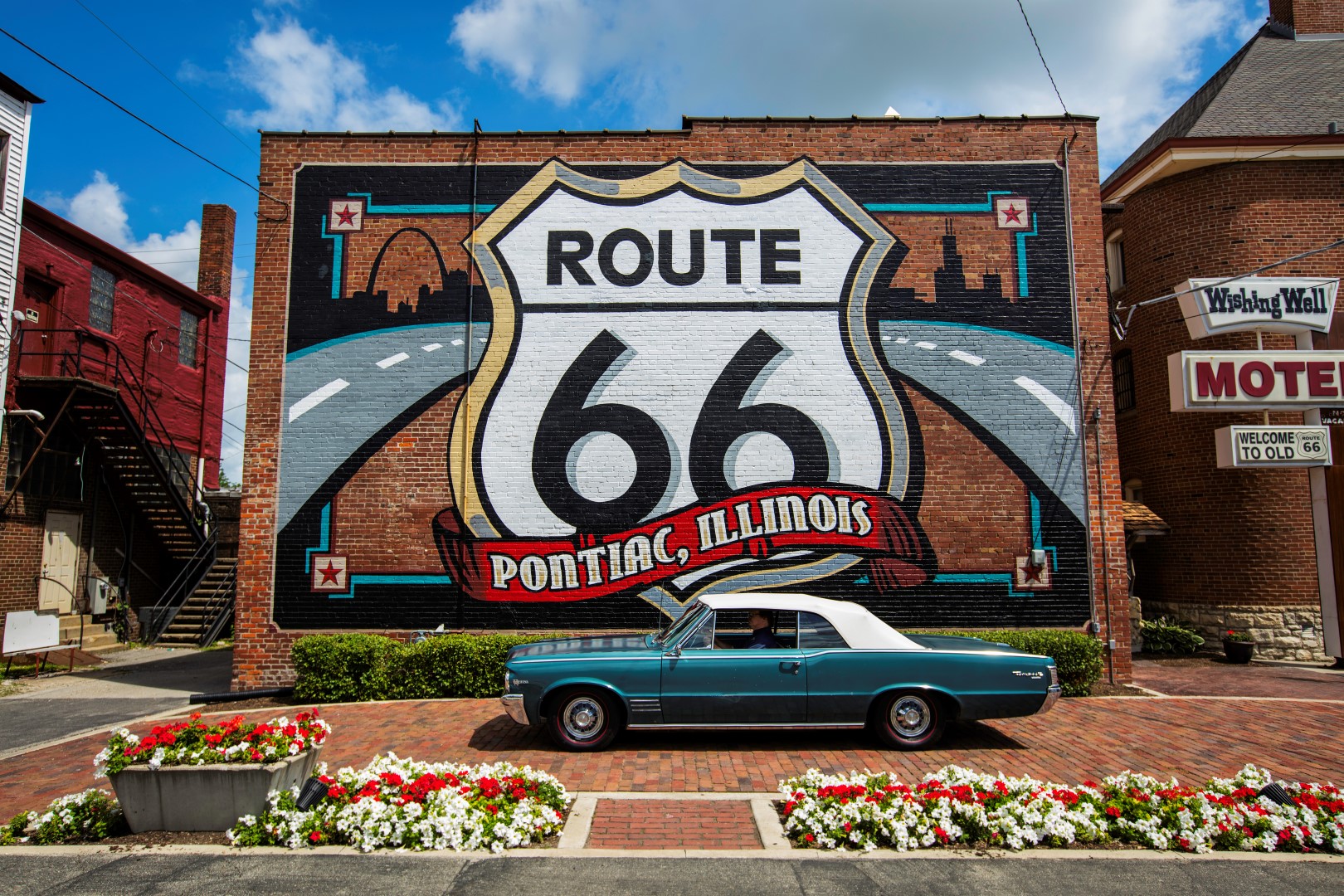 Route 66: Klassiker im Museum und bunte Häuserwände in Pontiac (Illinois)