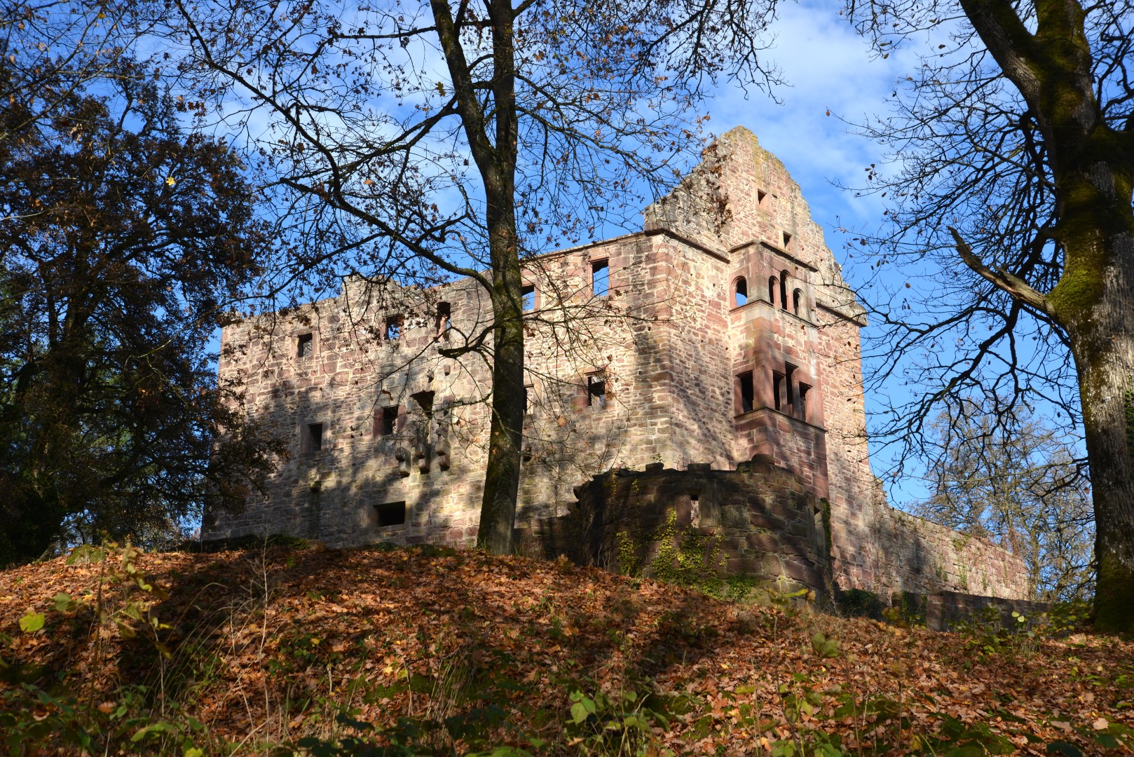 Odenwald: Minneburg - die sagenumwobene Burgruine