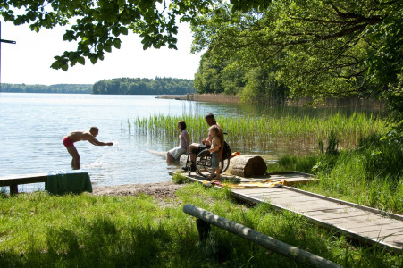 Wasser, Lamas und Dinosaurier: Sommerferienideen für Kinder im Rollstuhl – und alle anderen